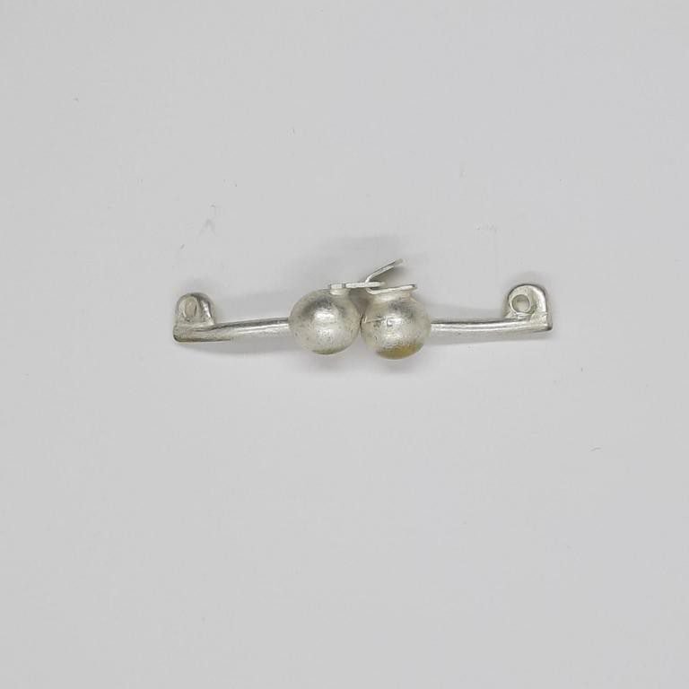 Broche metálico dos perlas blanco