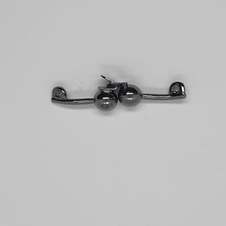 Broche metálico con perlas decorativas