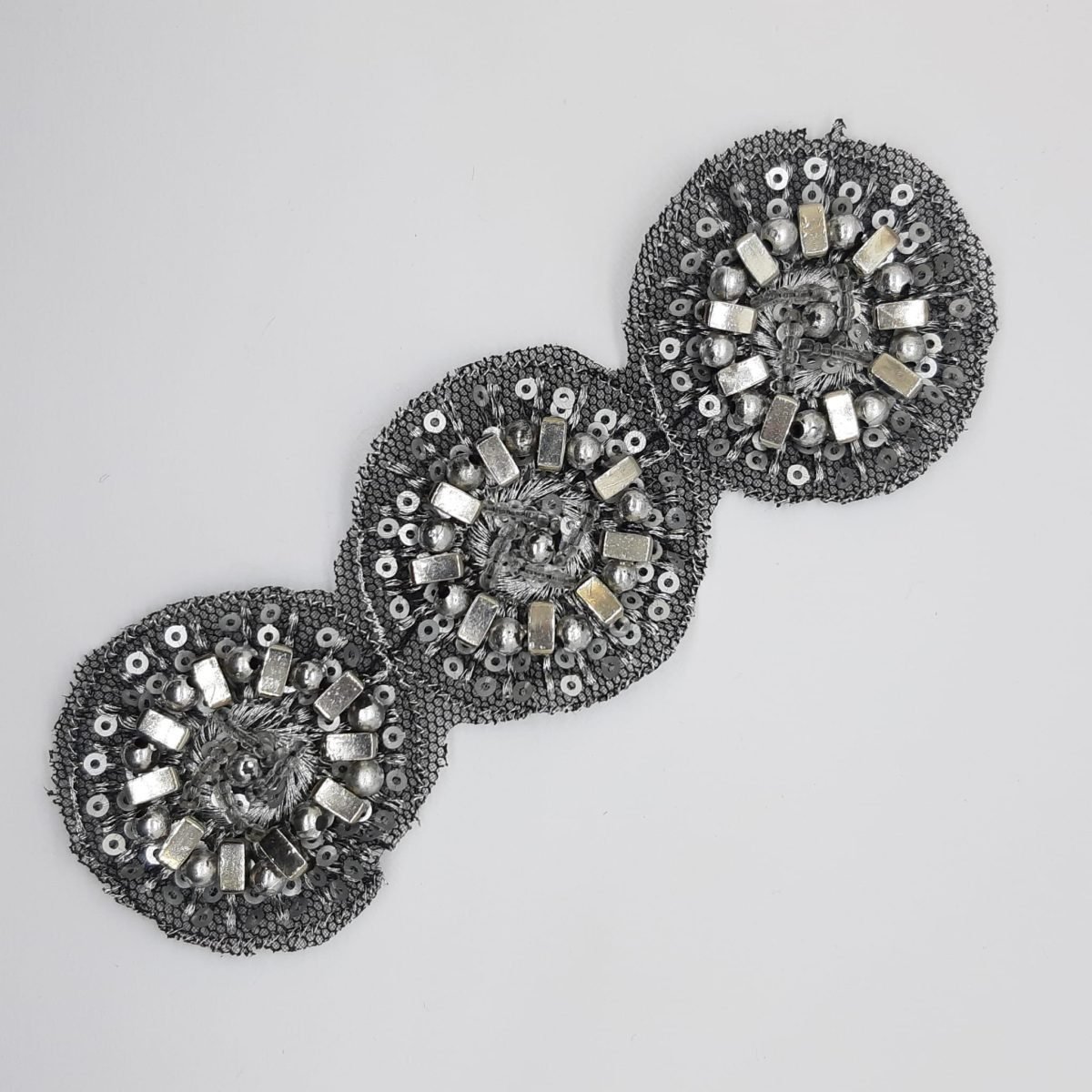 Aplique fantasía plata vieja con círculos y piedras 