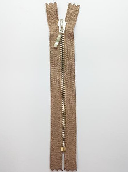 Cremallera camel 25 cms malla oro claro visible