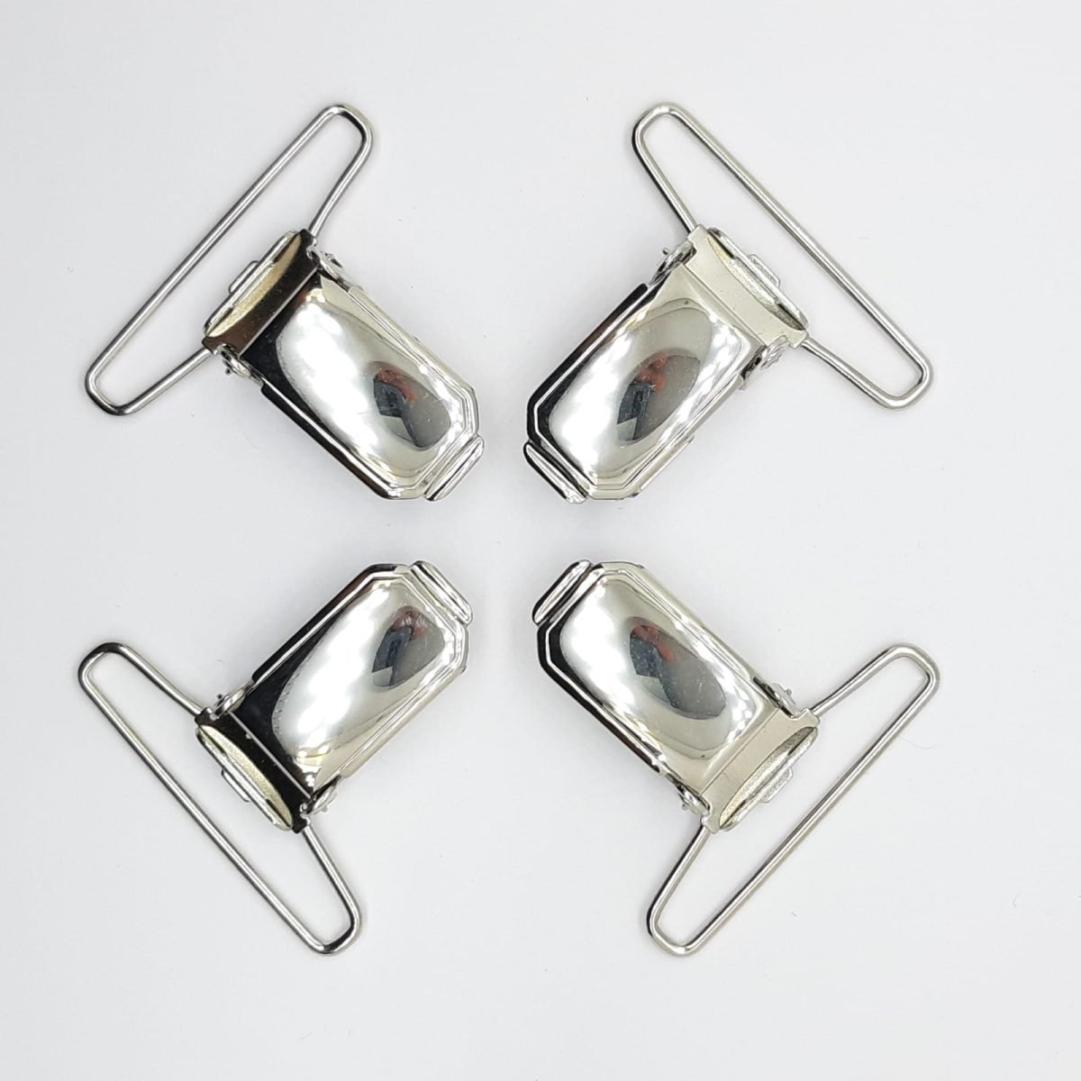 Pinza metálica tirantes