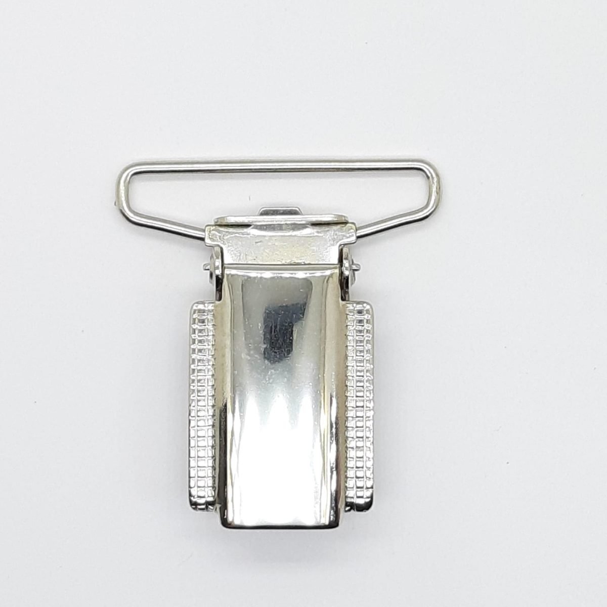 Pinza tirantes metálica níquel con alas decorativas