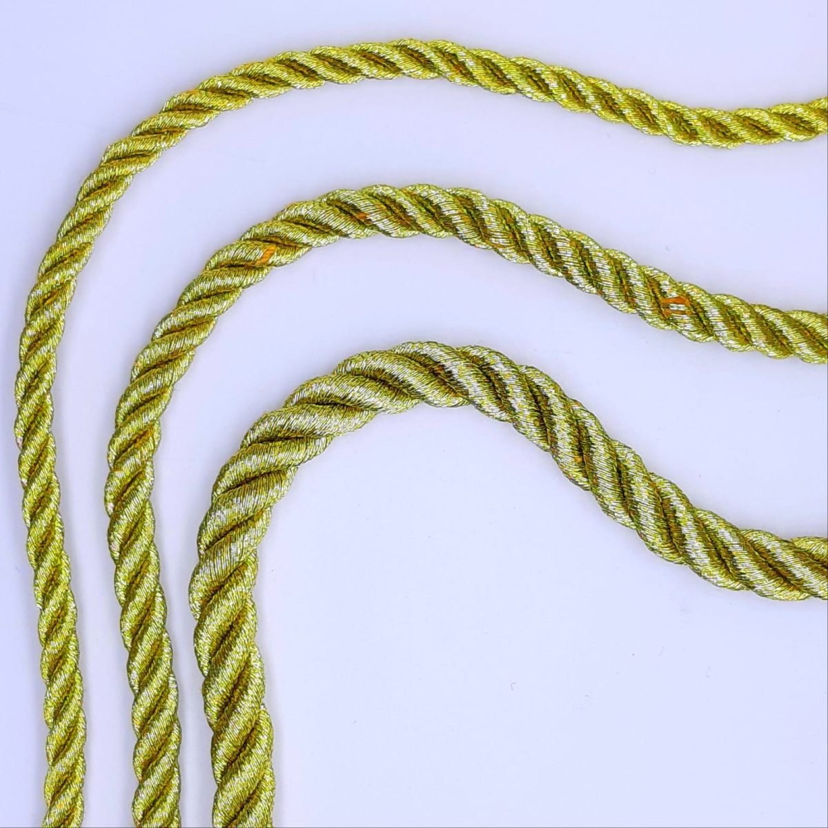 Cordón trenzado metalizado dorado.