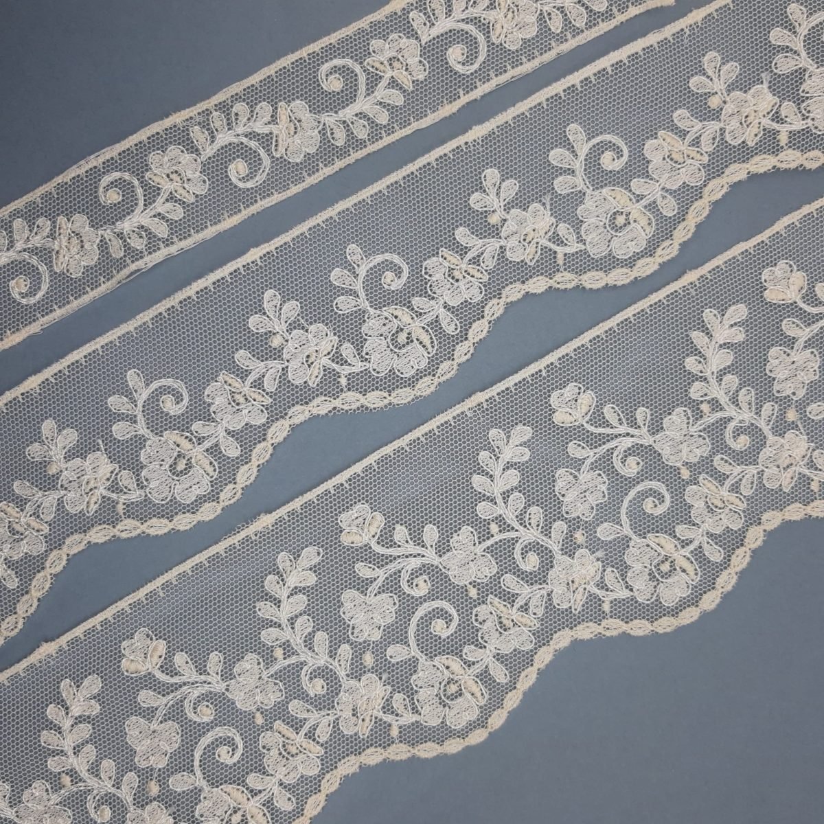 Encaje entredos tul bordado beige 2,5 cms