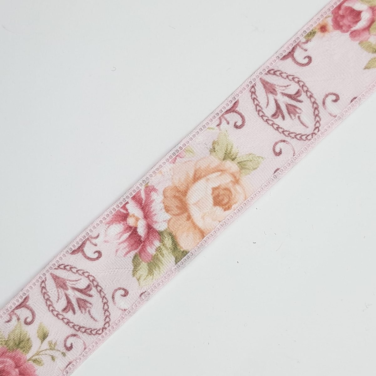 Cinta estampado floral rosa 2,5 cms. Ideal ribetes, remates y acabados.