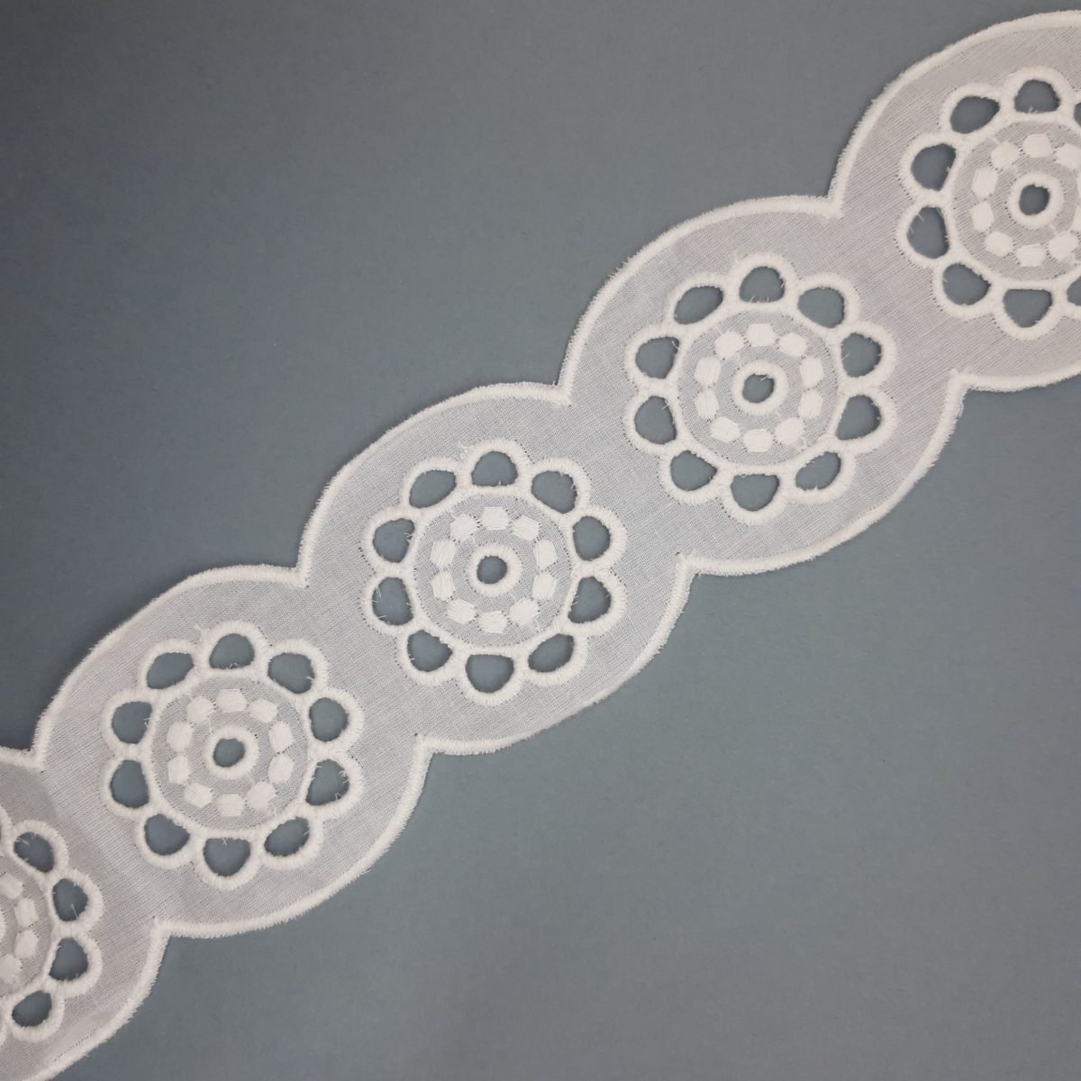 Entredos tira bordada flores perforadas blanca 6 cms 