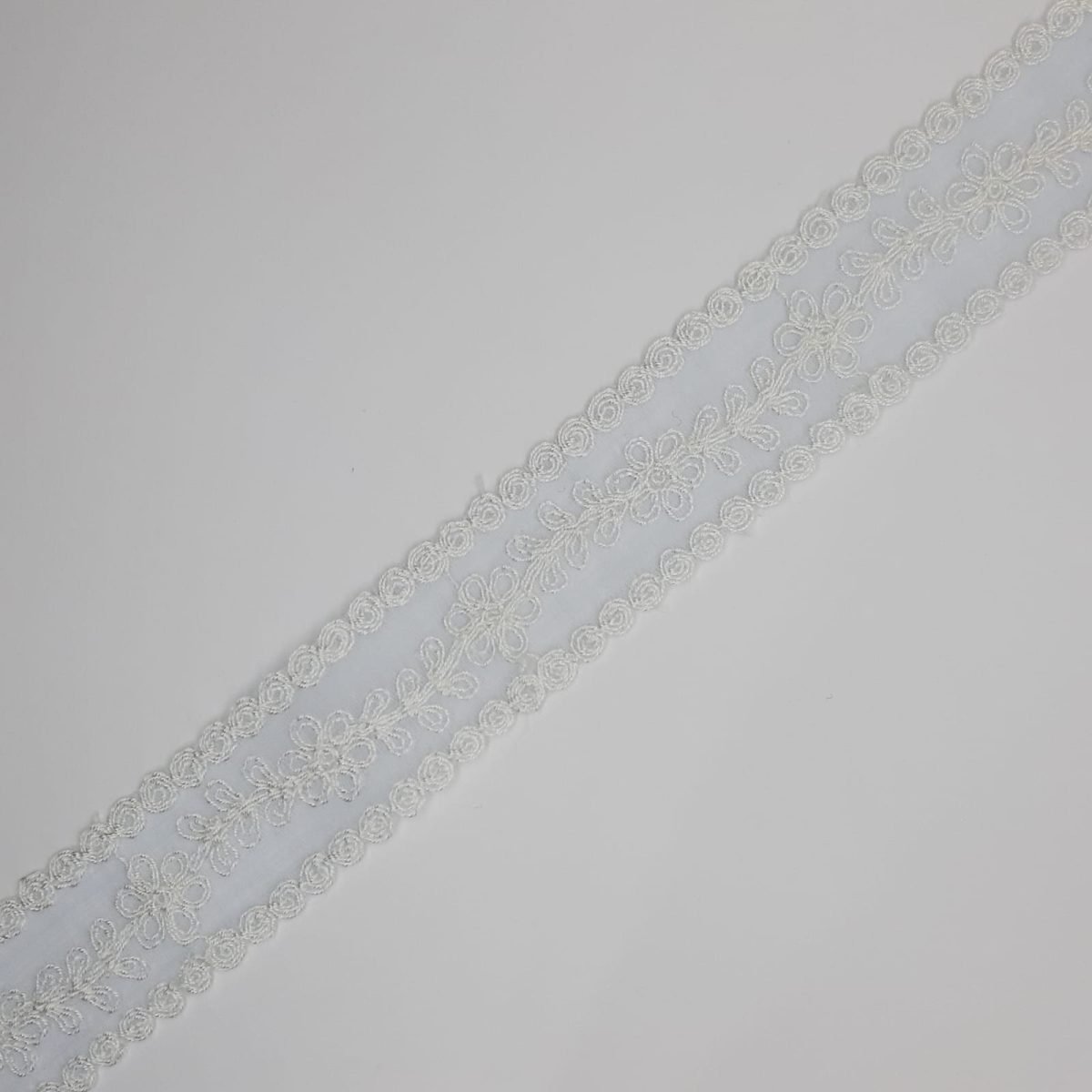 Entredos bordado muselina celeste marfil 2,5 cms