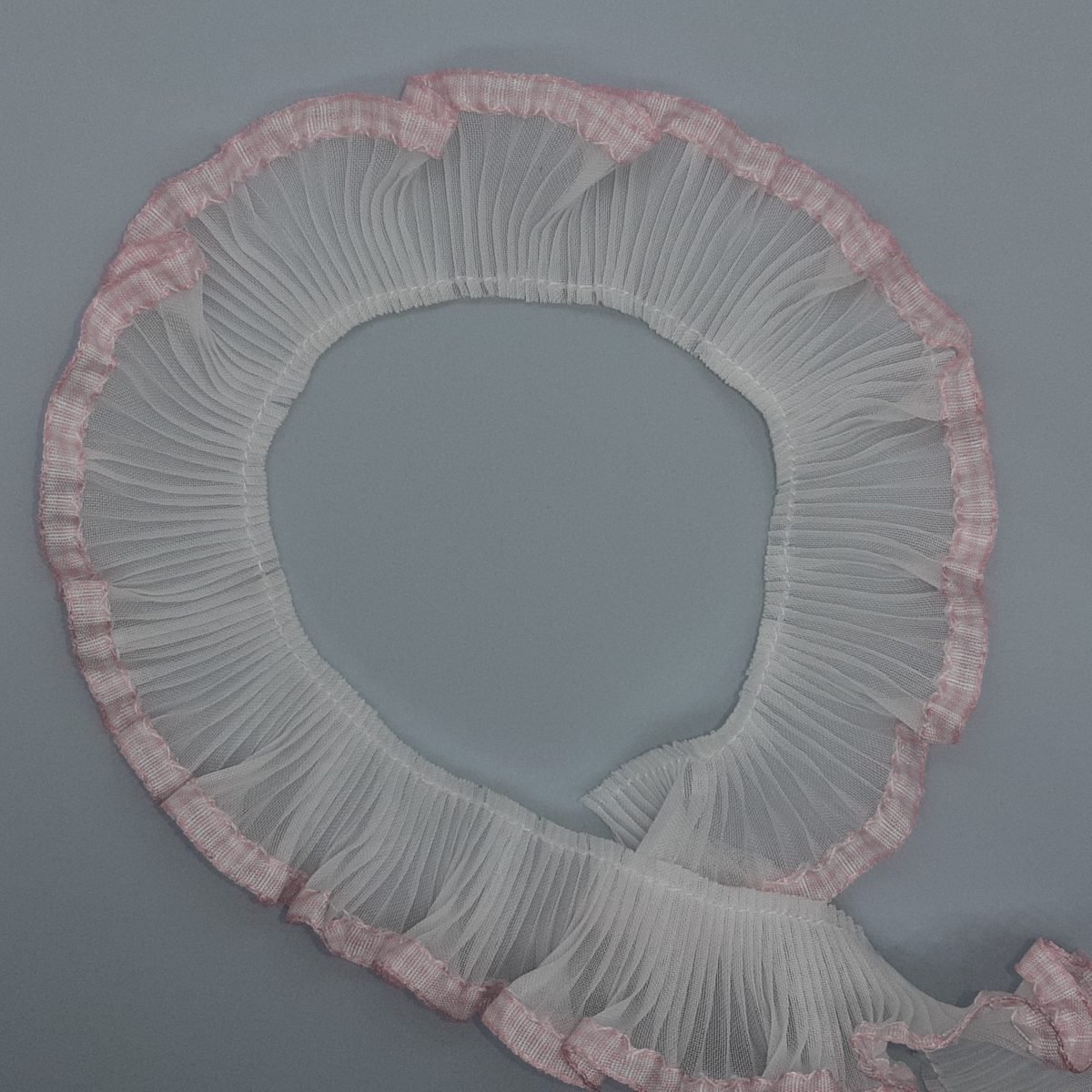 Volante plisado blanco filo vichy color rosa