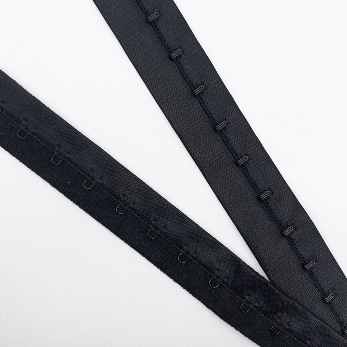 Cinta corchetera una fila negra para lencería y corsetería