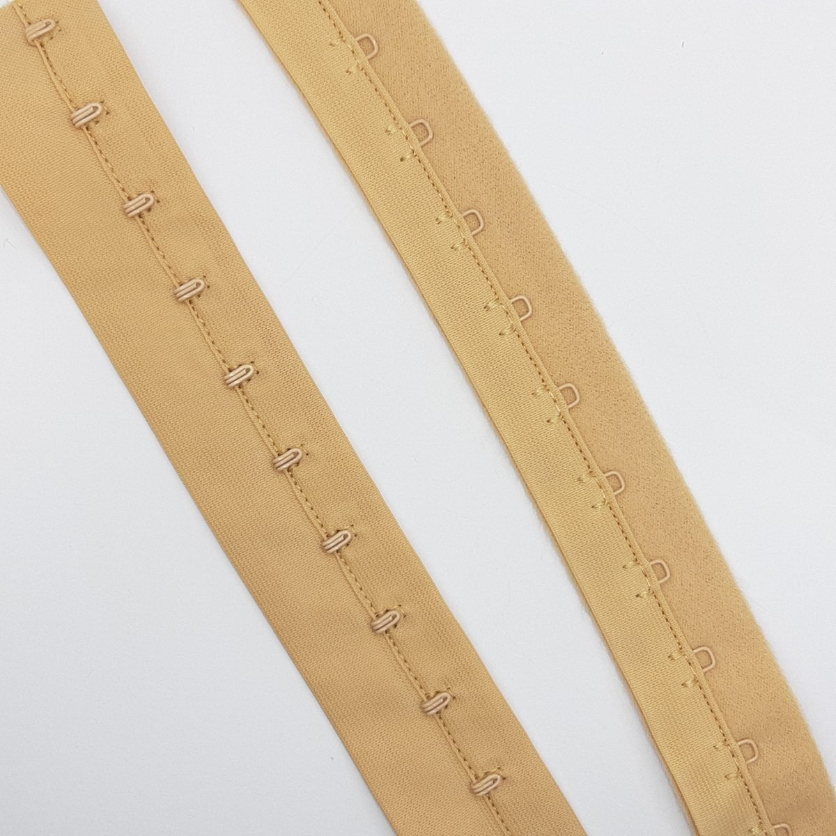 Cinta corchetera una fila camel para lencería y corsetería 