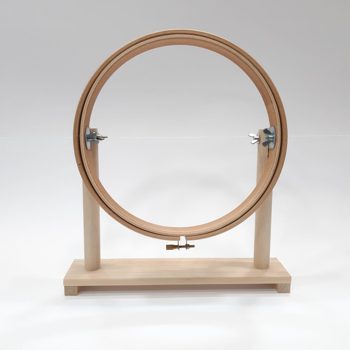 Bastidor para bordar con pie de madera redondo y tornillo para prensar la tela.