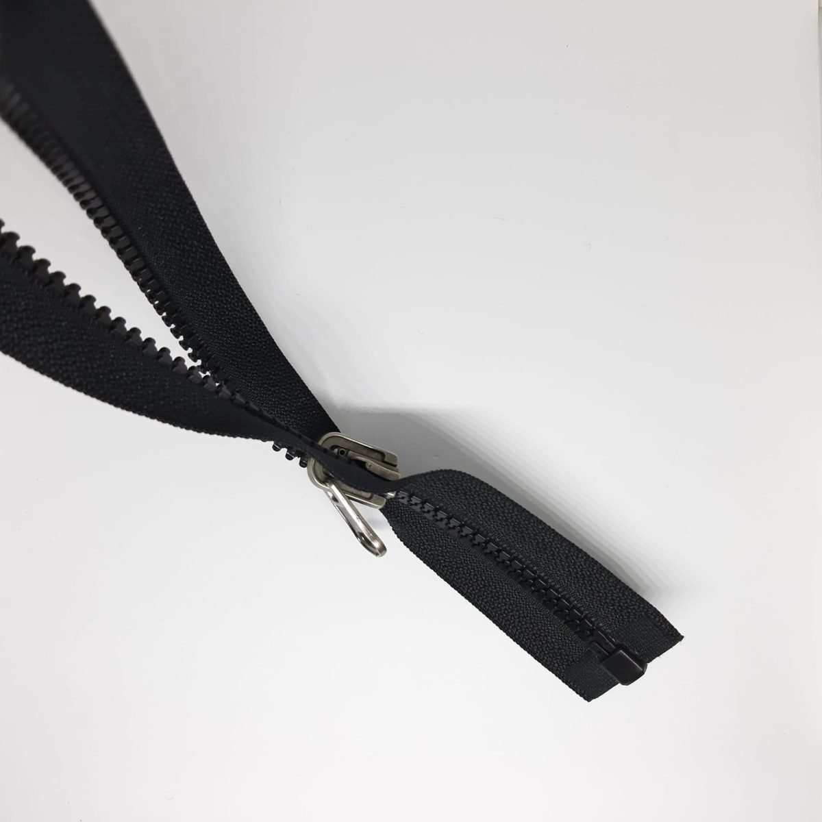 Cremallera separador 75 cms inyectada, especial para prendas deportivas, chaquetas, abrigos,..