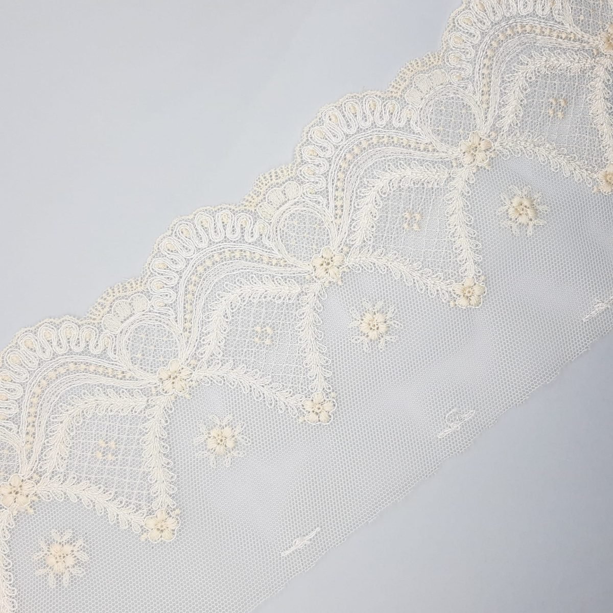 Encaje tul bordado beige 10 cms