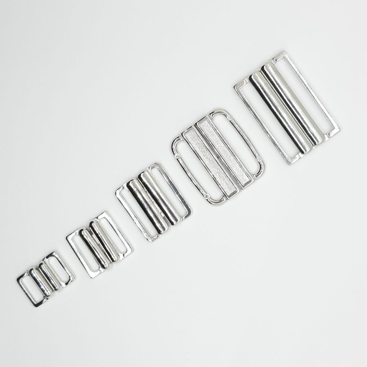 Broches bikinis y sujetador metálicos niquelados