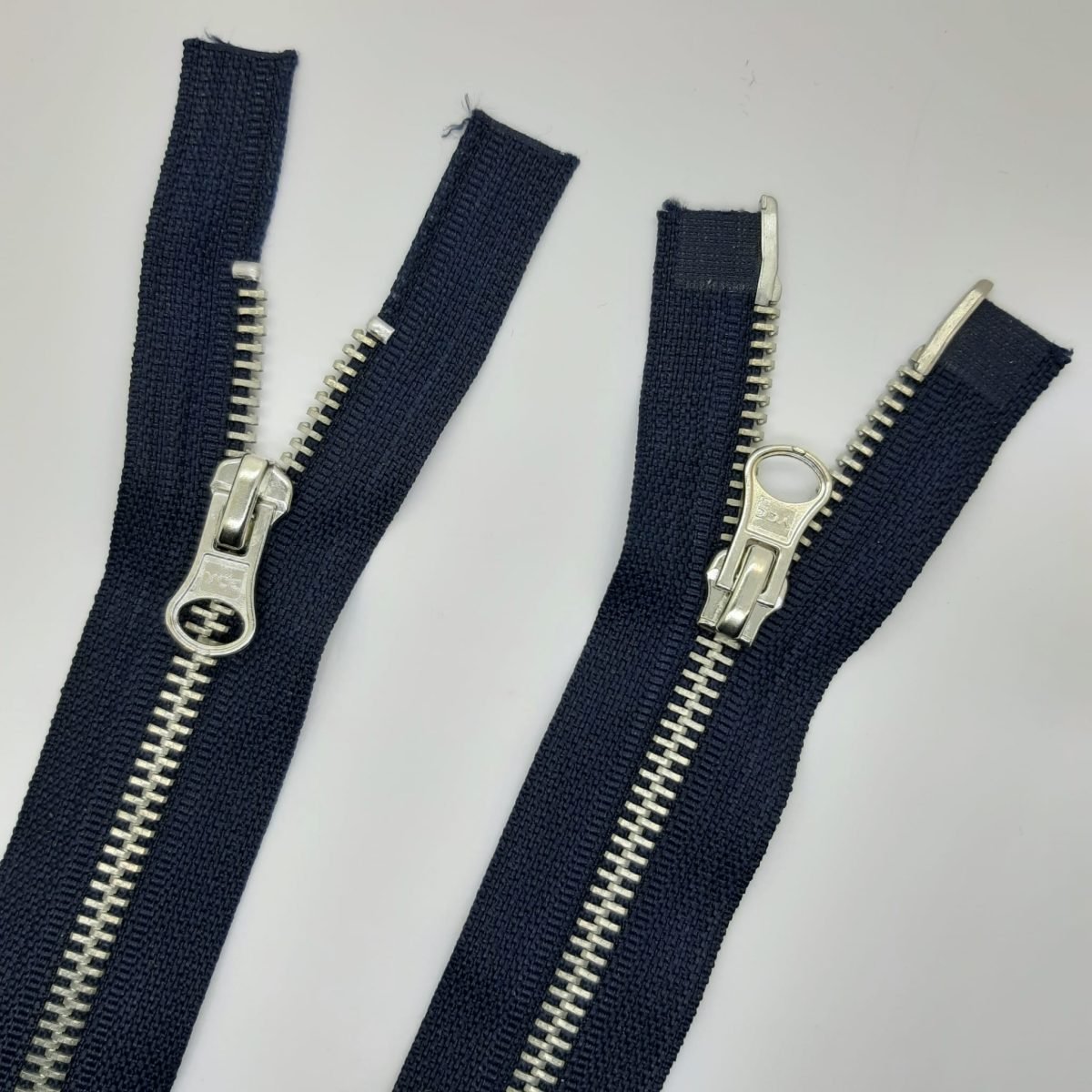 Cremallera azul marino doble cursor metálico separador color níquel 90 cms 