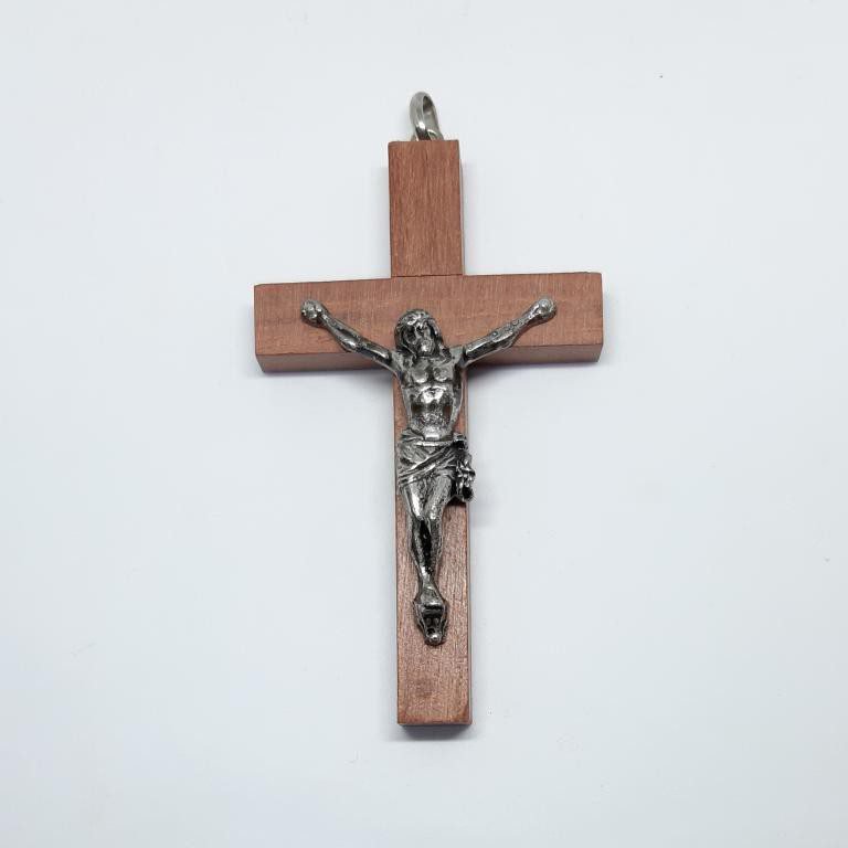 Cruz clásica de madera con imagen plateada. 
