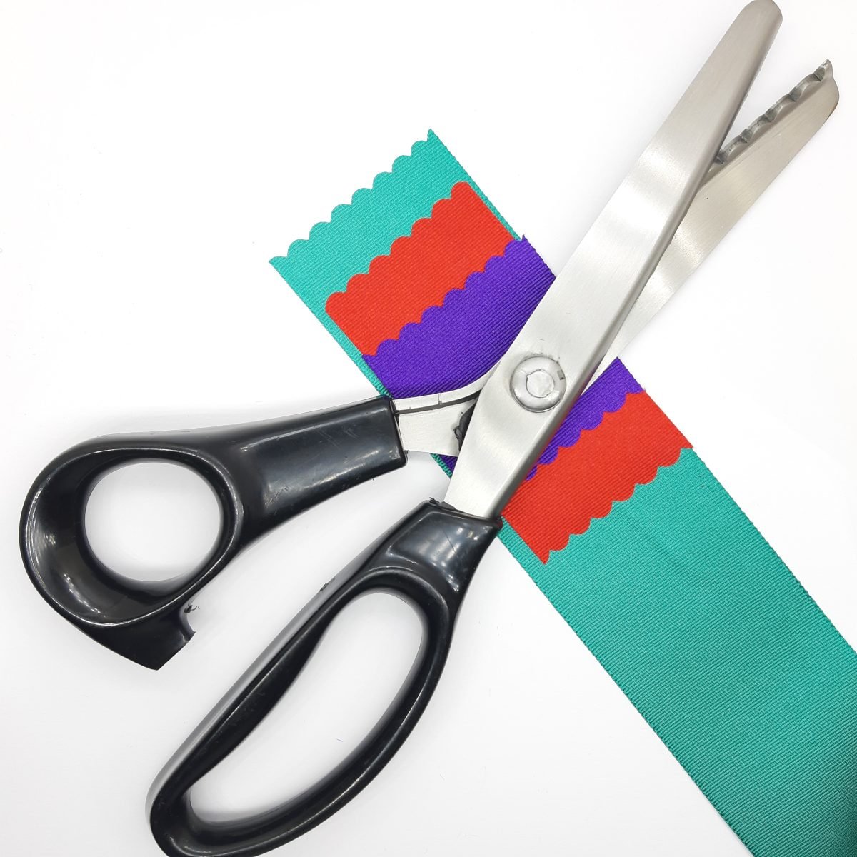 Tijera dentada para festonear acabado en ondas decorativas