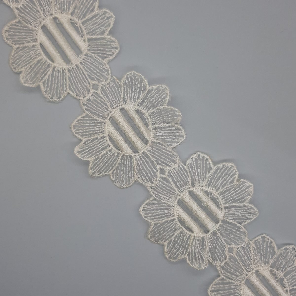 Galón flores organza color beige de 5,5 cms