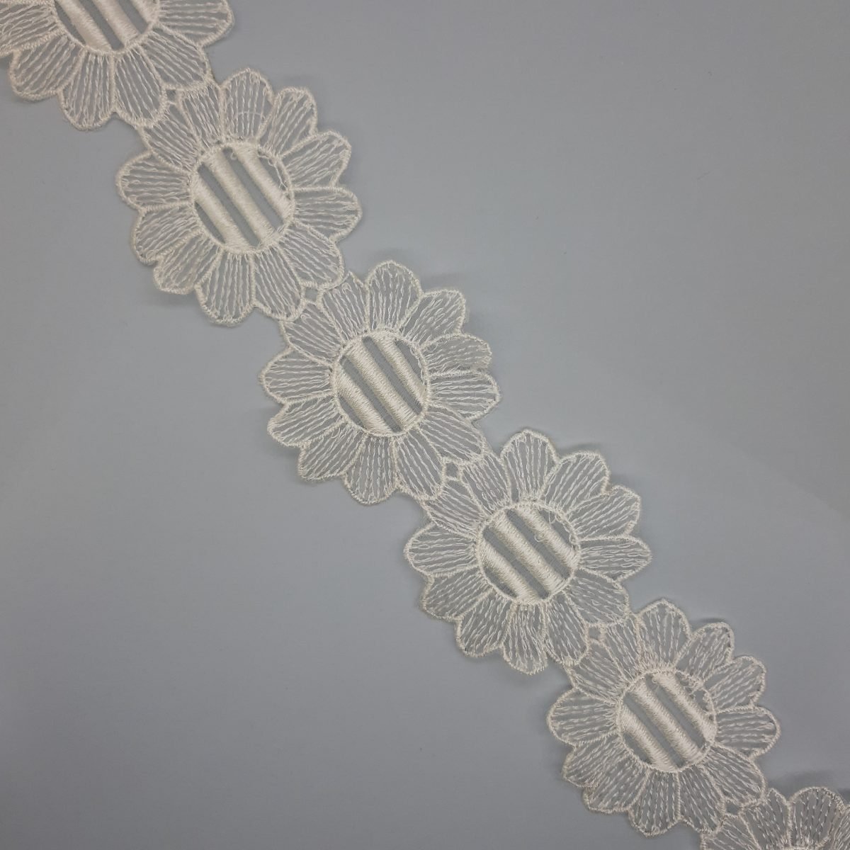 Galón flores organza beige 5,5 cms