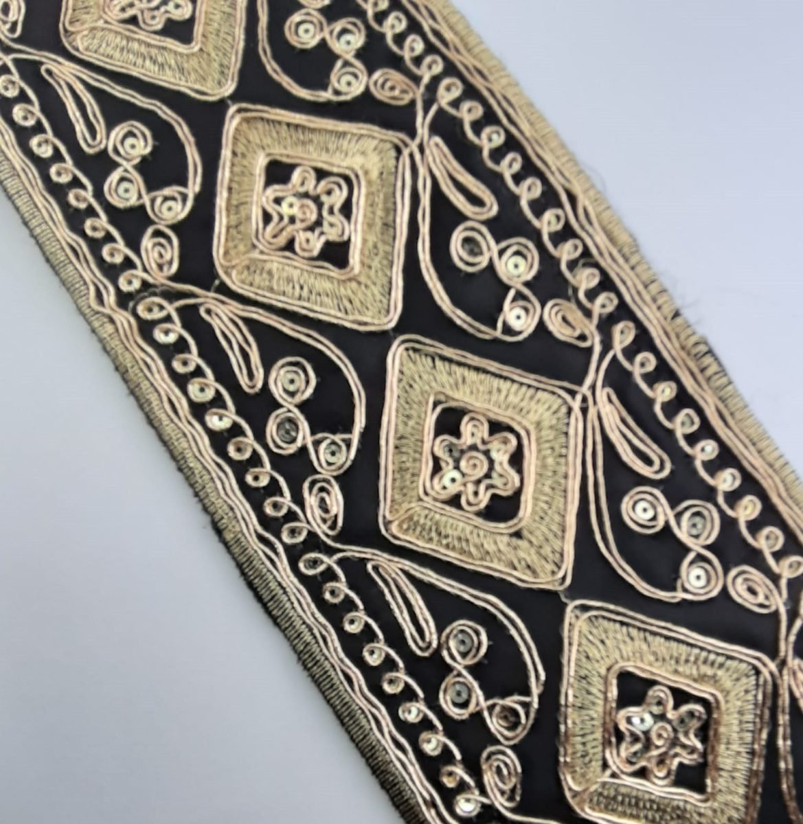 Galón pasamanería lamé negro bordado dorado de 8,5 cms.