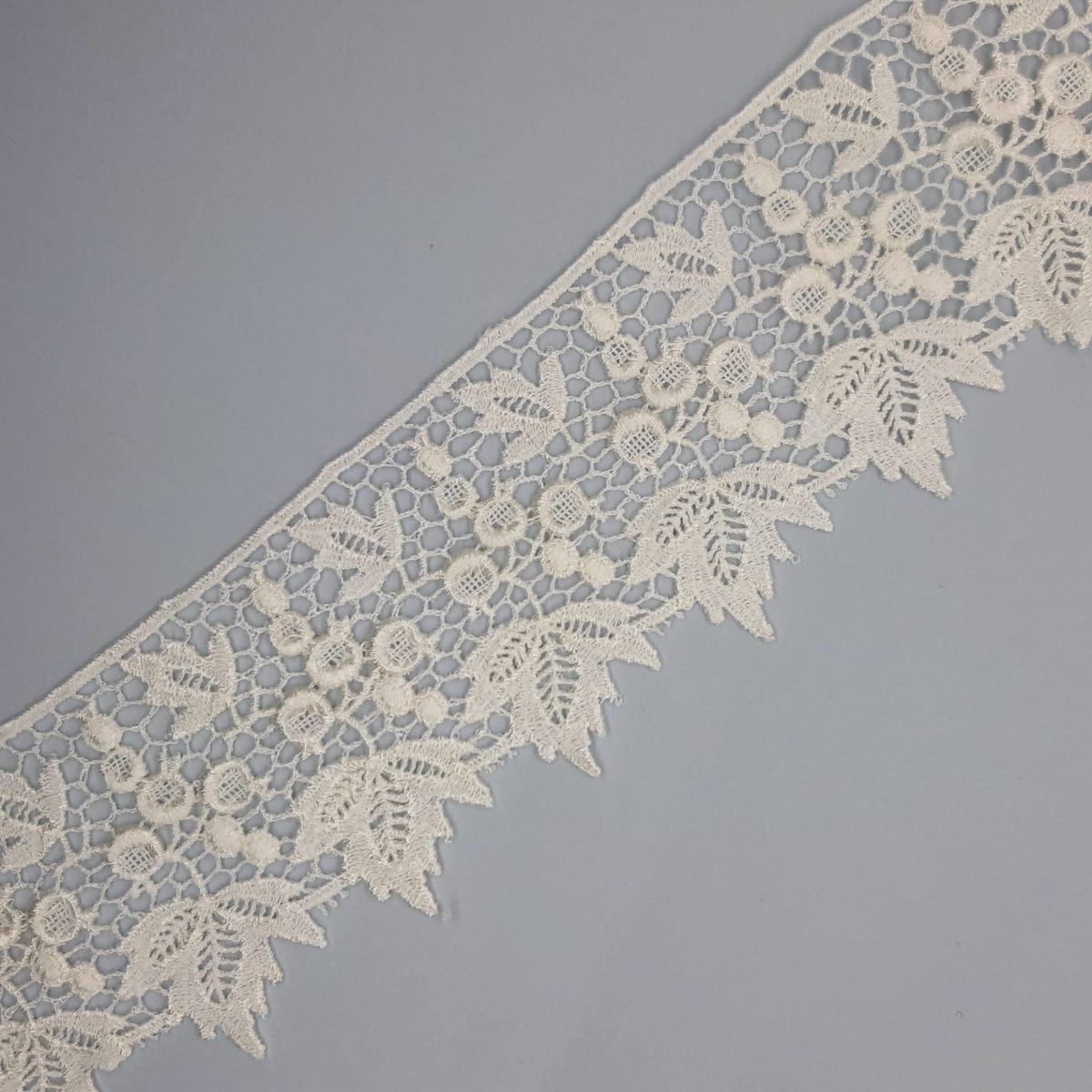 Encaje guipur blanco con hojas decorativas de 5 cms.