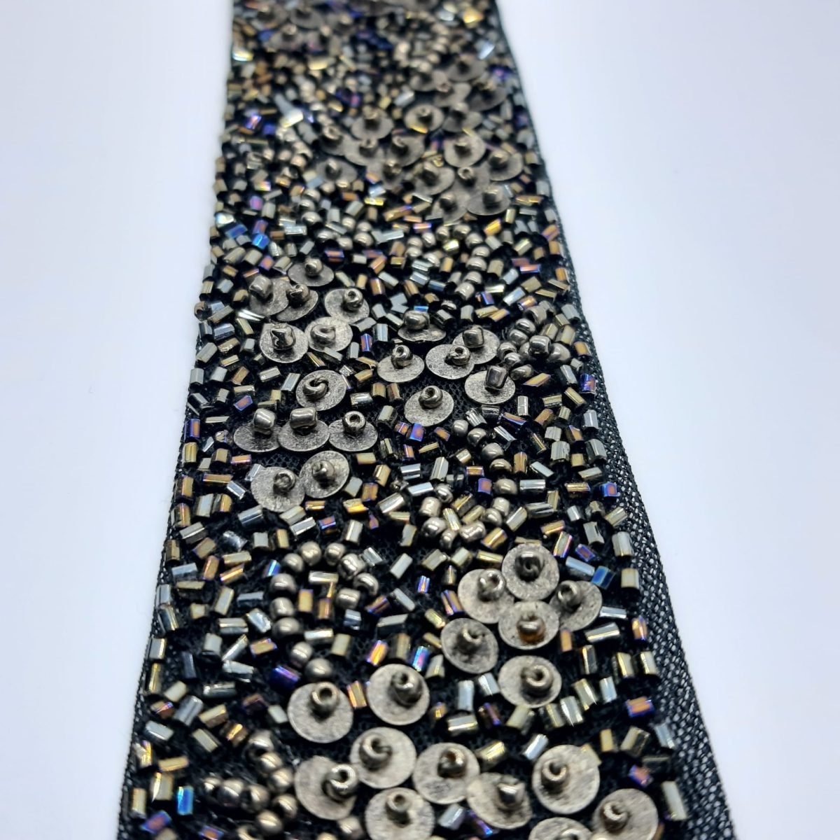 Pasamanería fantasía de cristal negro irisado.