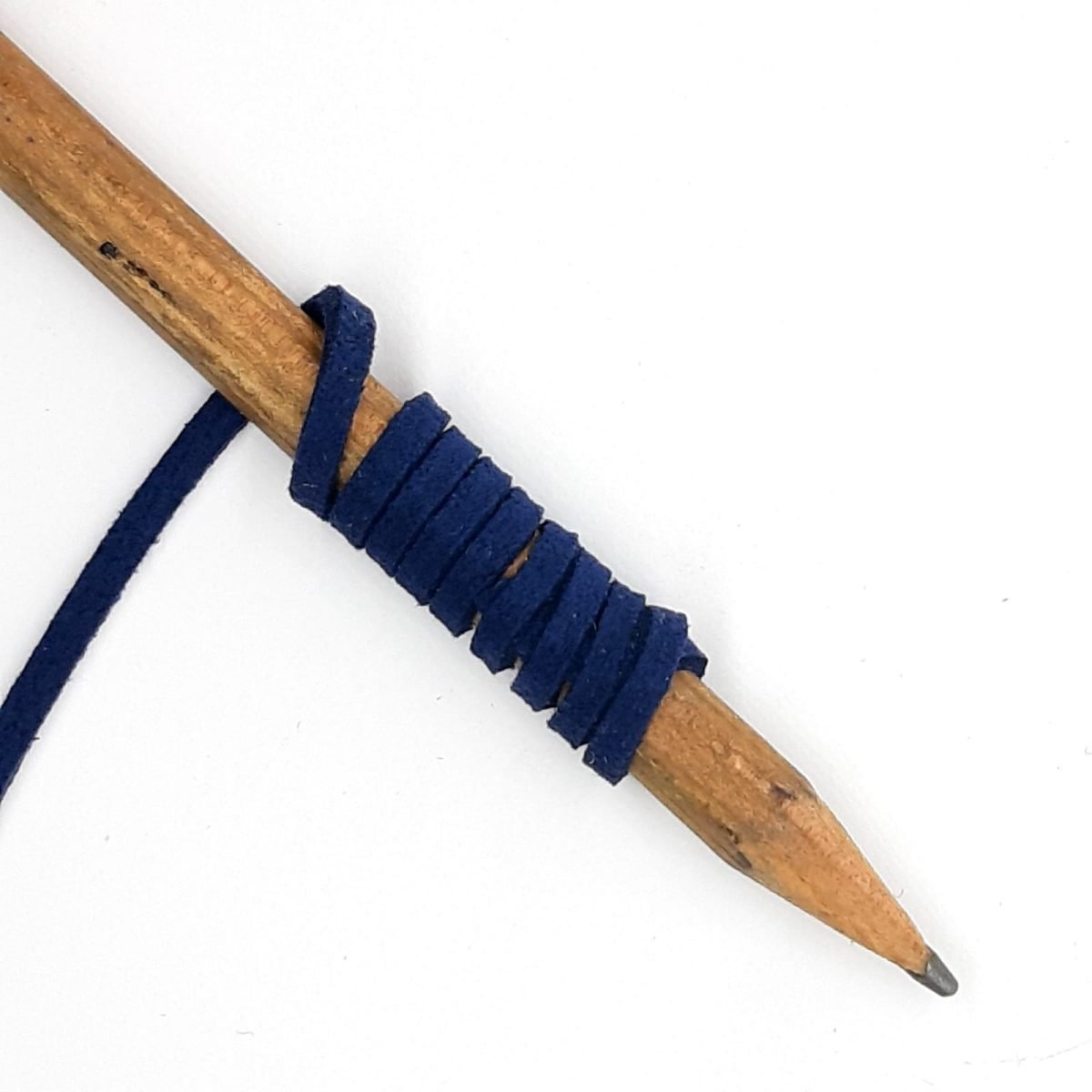 Cinta de antelina color azul marino mate de 3 mm.