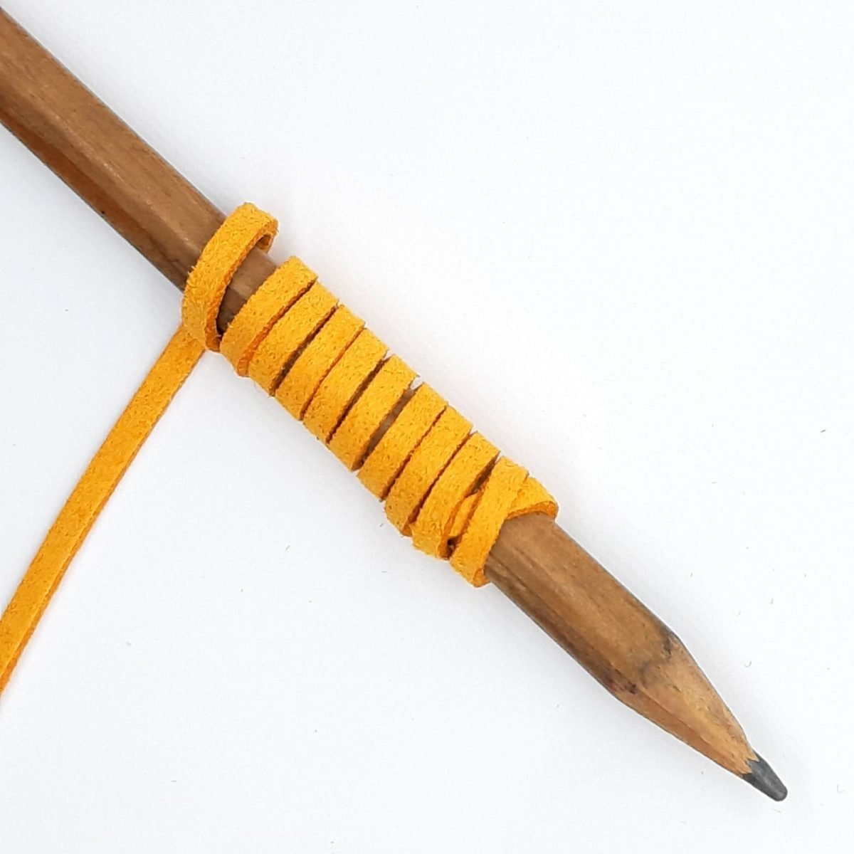 Cinta de antelina color amarillo mate de 3 mm.