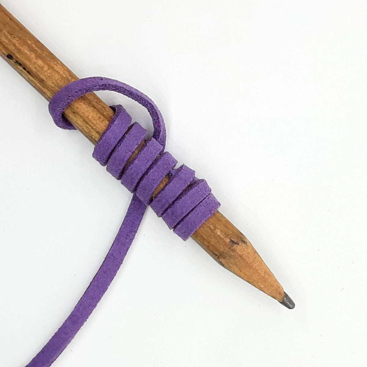 Cinta de antelina color morado mate de 3 mm.