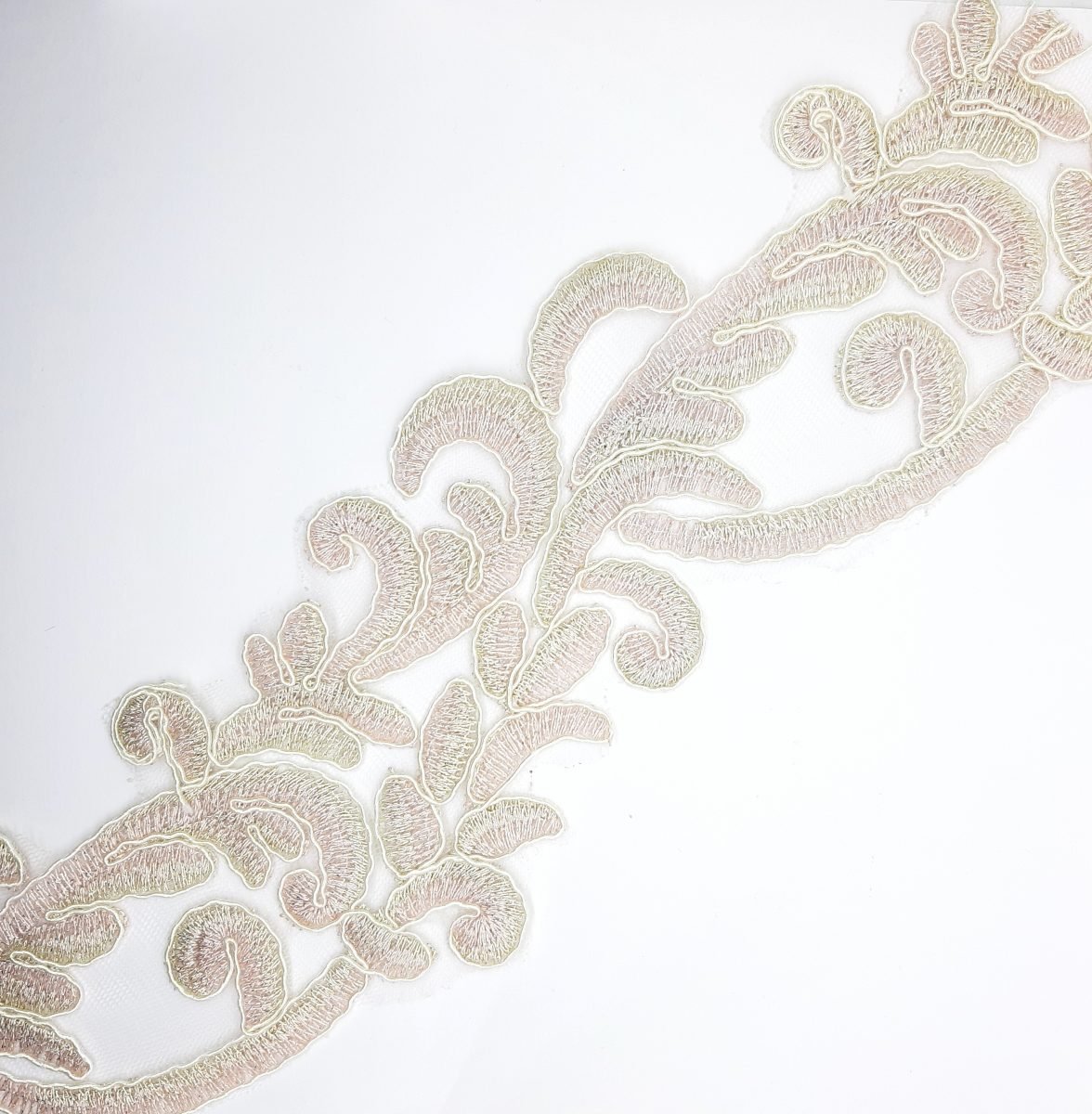 Galón fantasía de color oro claro y rosa de 8 cms. 