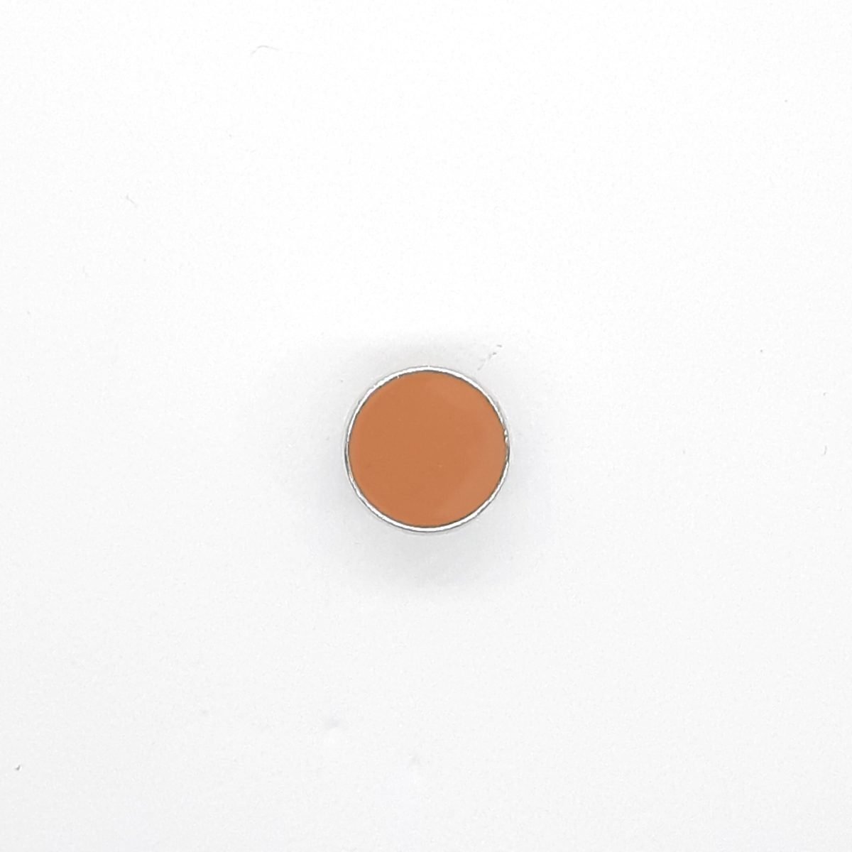Botón esmaltado filo plateado con pie de color camel
