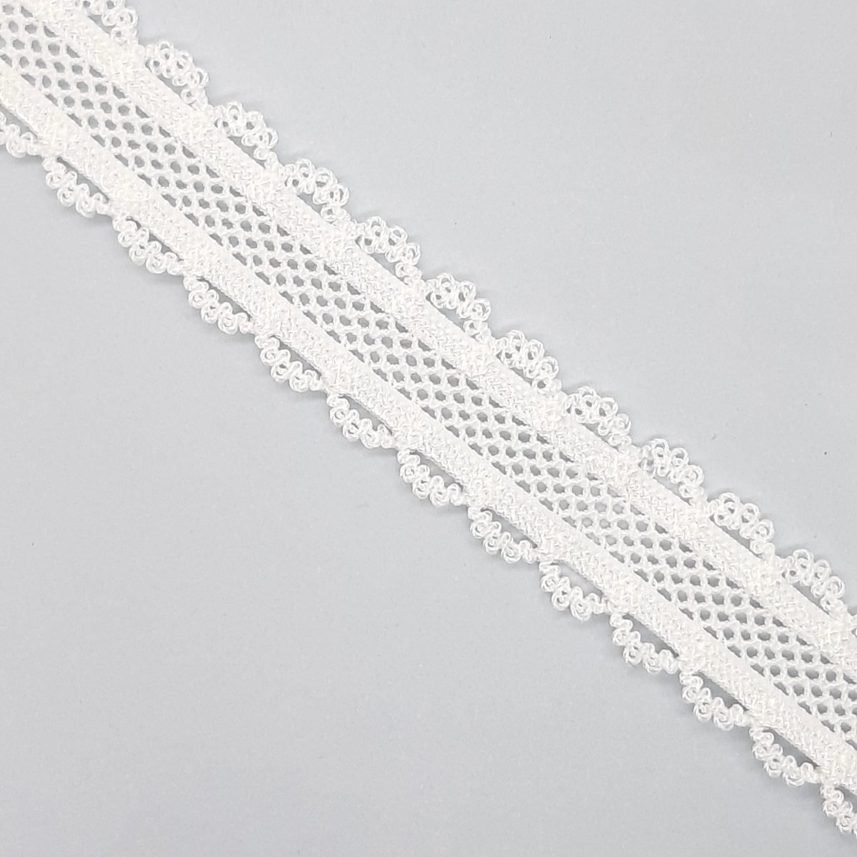 Encaje entredos elástico de color blanco ondas decorativas 18 mm.