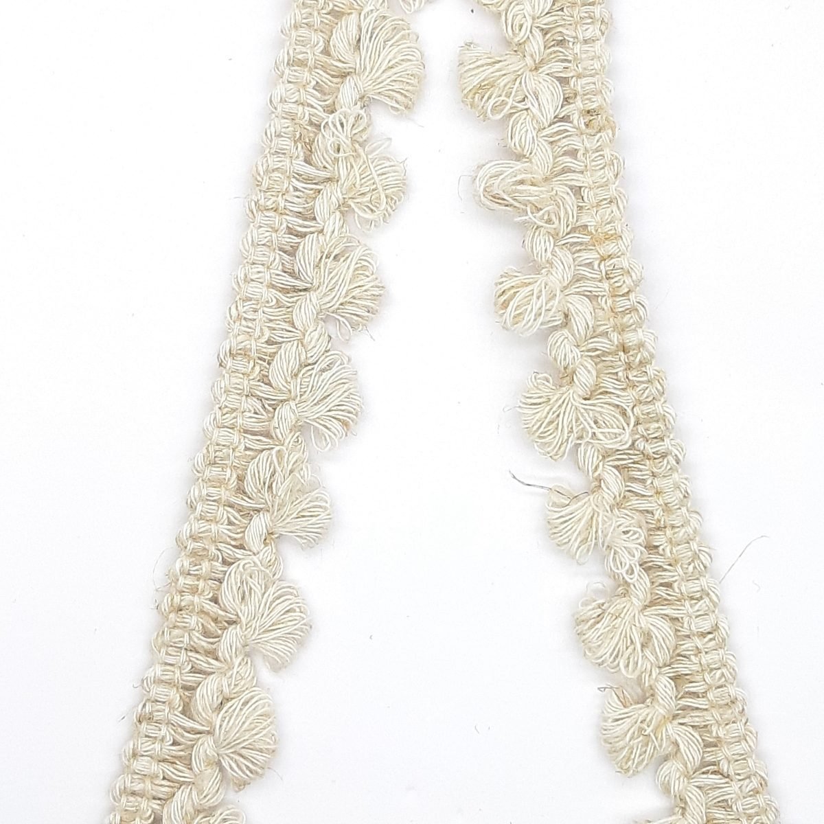 Fleco pasamanería color lino con picos decorativos de 15 mm.