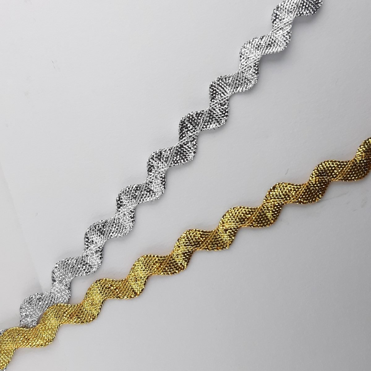 Cinta ondulina metalizada brillante de 1 cm 