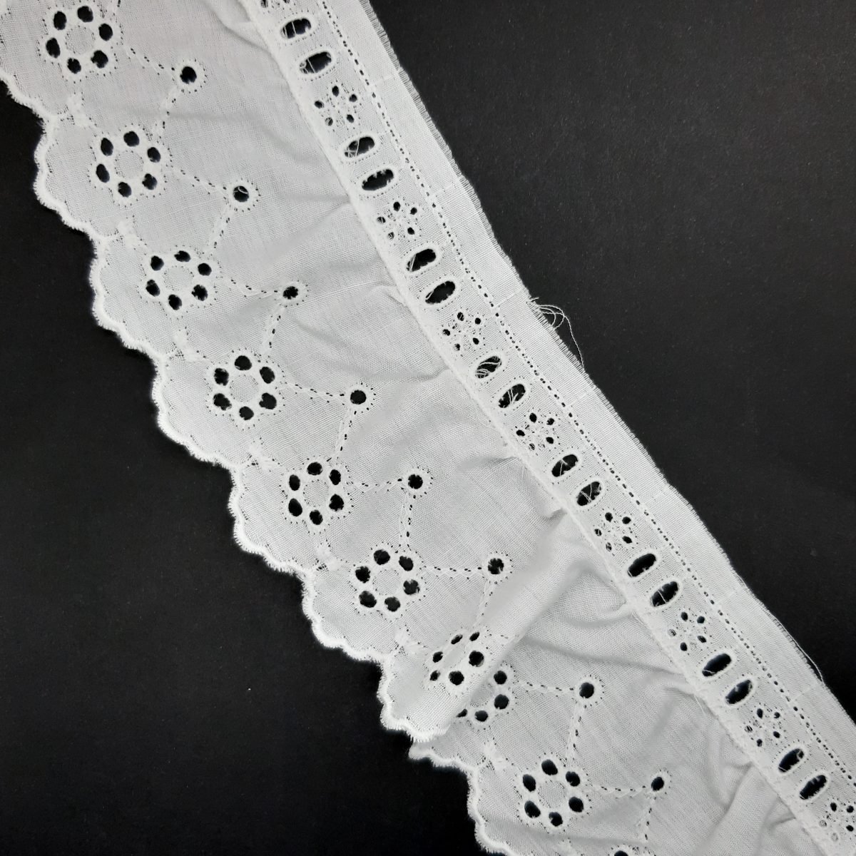 Tira bordada fruncida con pasacinta blanca de 7 cms 