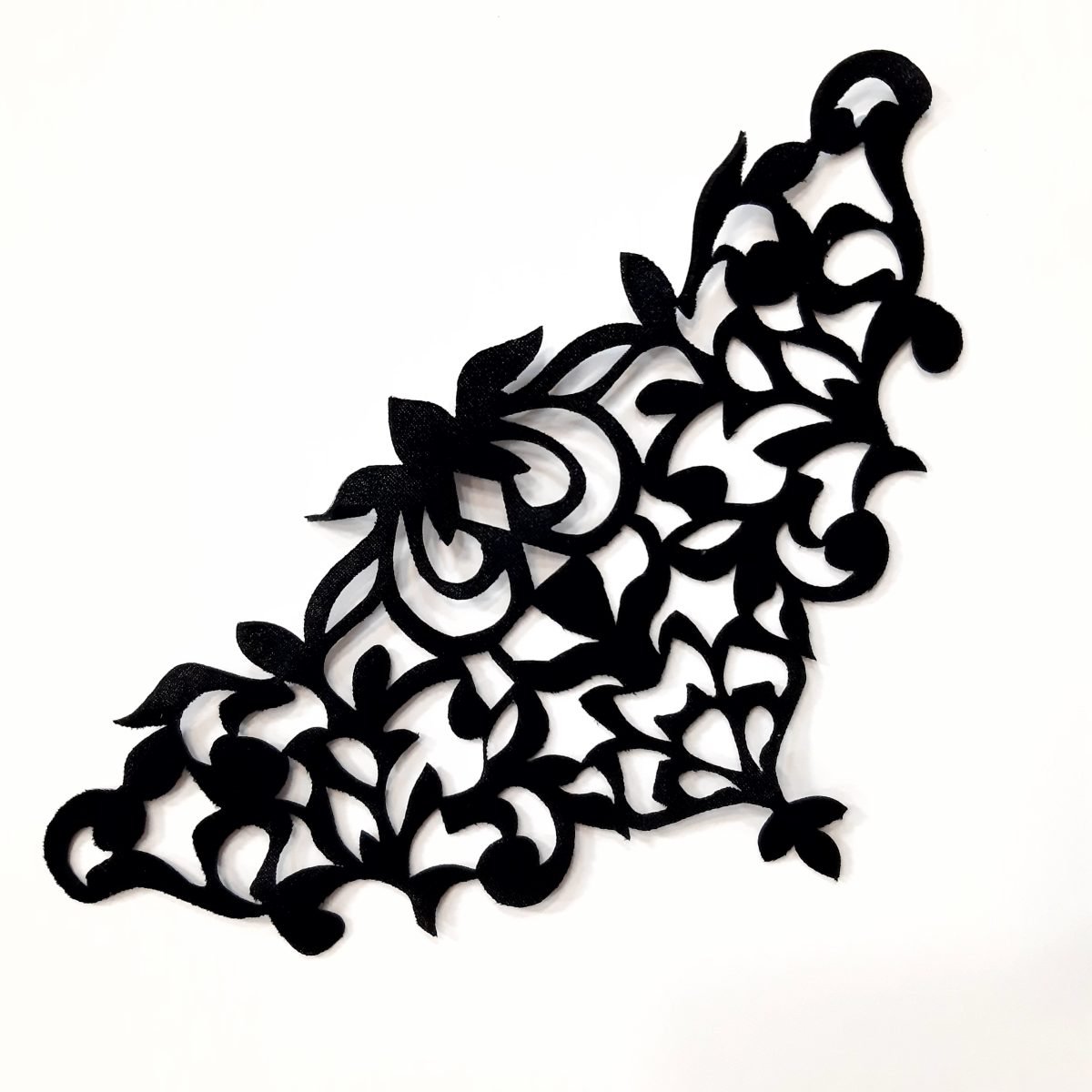 Aplicación termoadhesiva de terciopelo negro calado