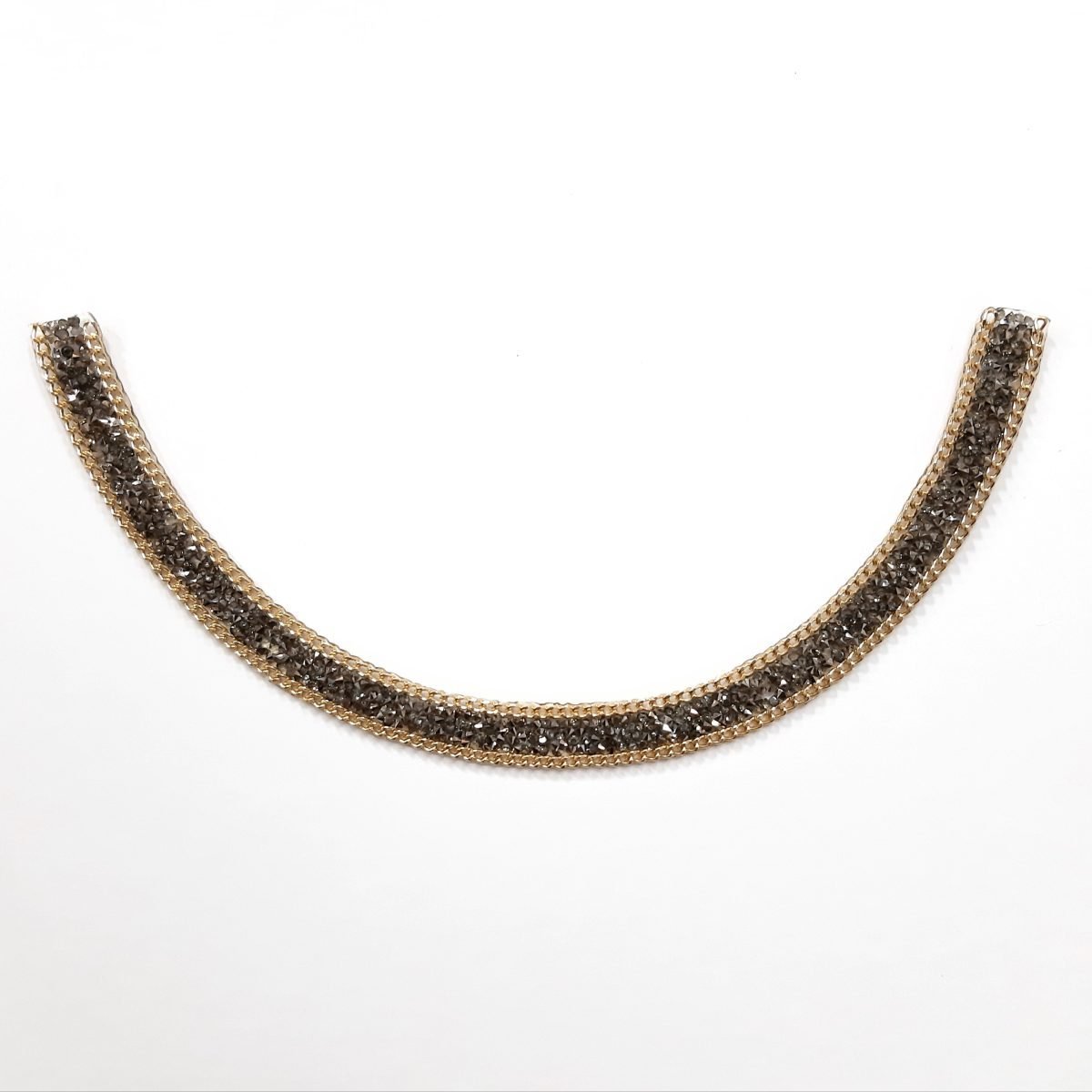 Cuello termoadhesivo con piedras de cristal decorativo