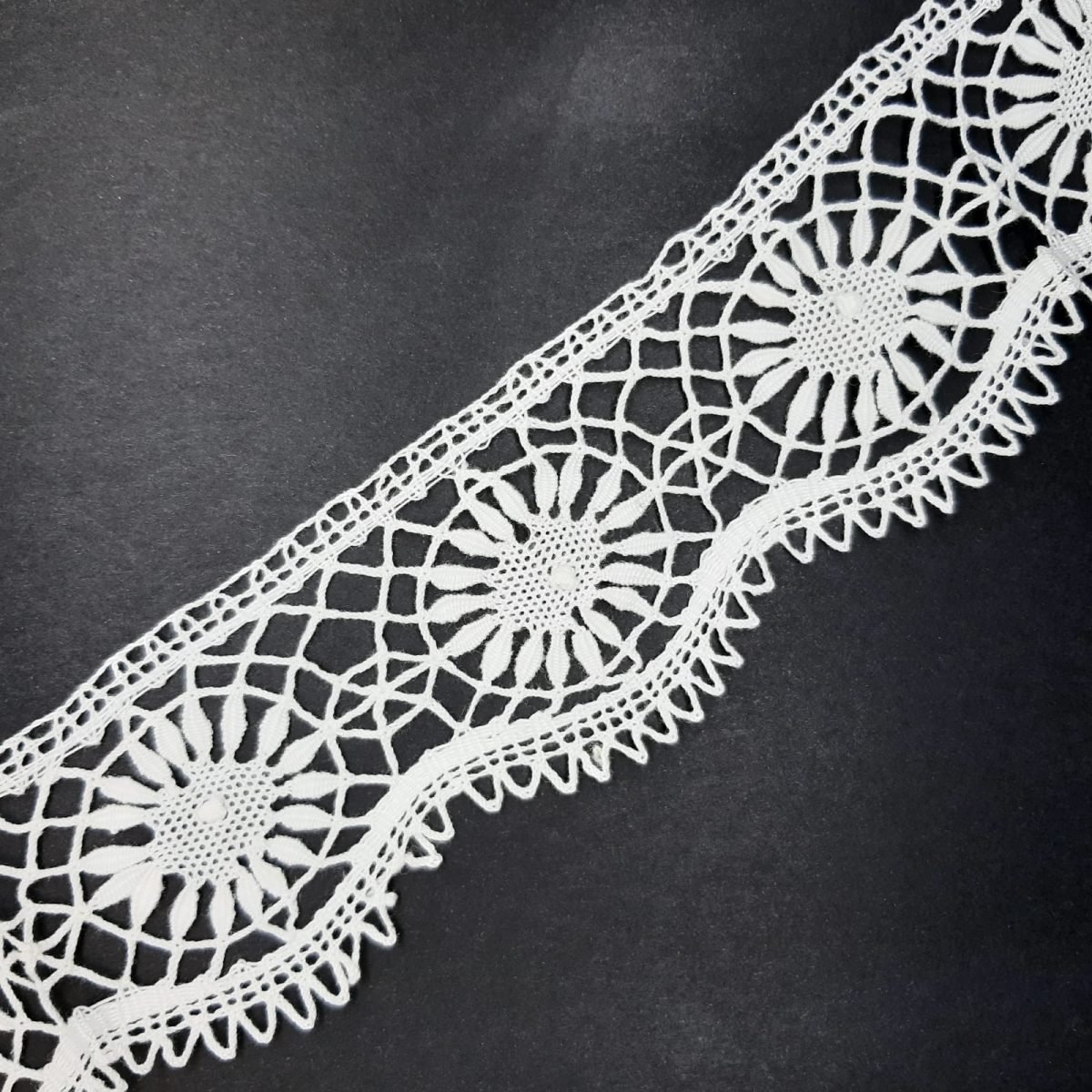 Encaje de bolillo hecho a mano de 6,5 cms blanco roto