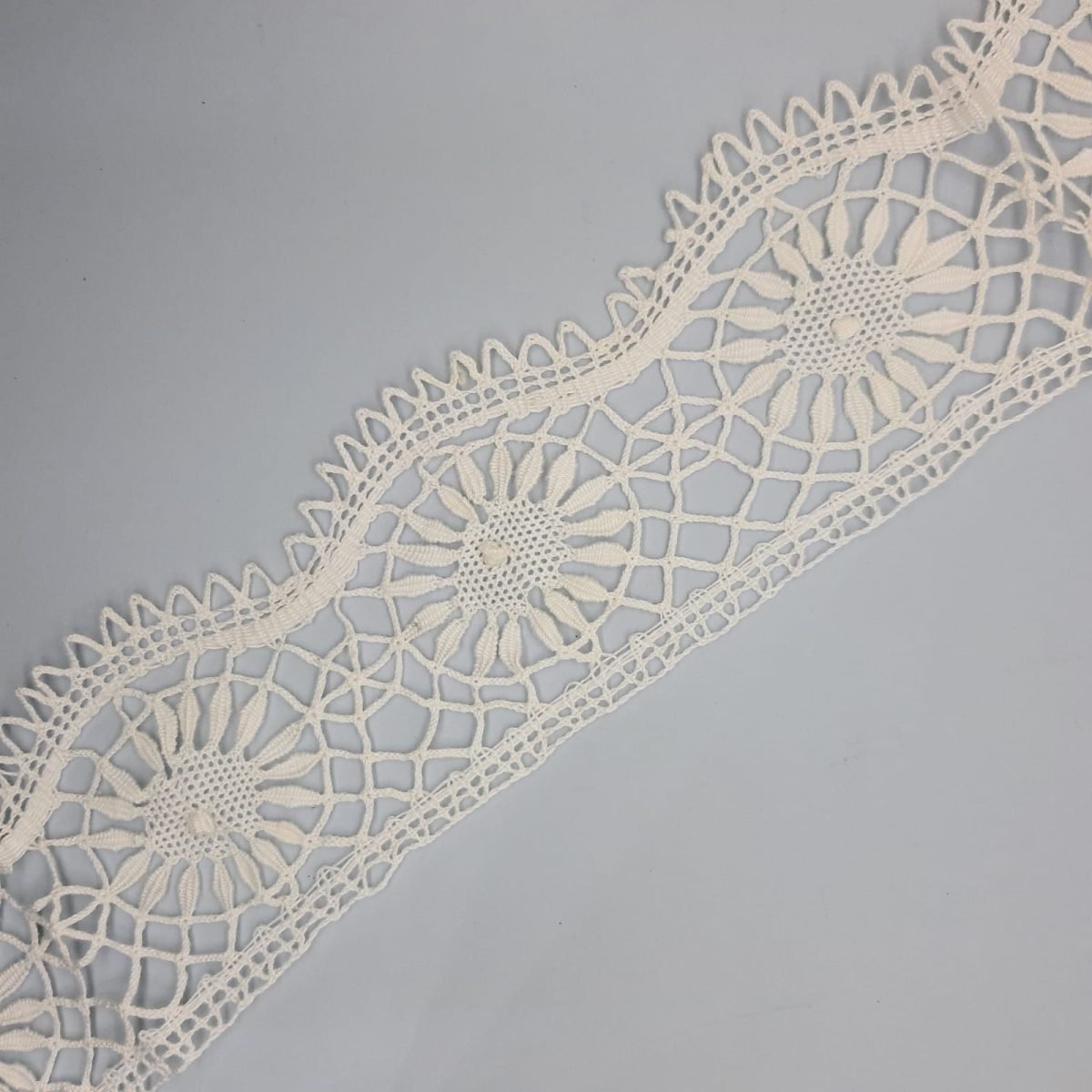 Encaje bolillo hecho a mano 6,5 cms