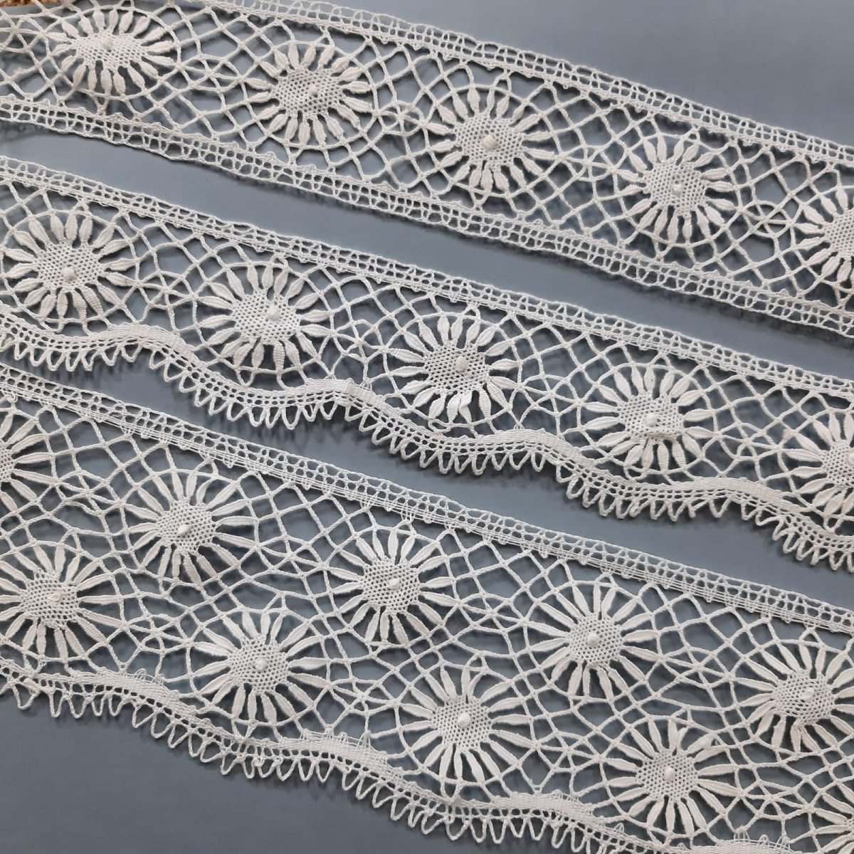 Juego 3 piezas encaje y entredos bolillo blanco roto hecho a mano. Ideal para embellecer y dar volumen a prendas y complementos.