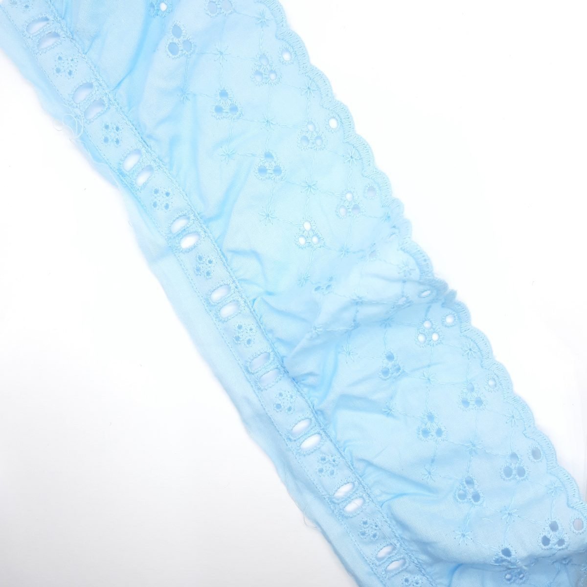 Tira bordada rizada celeste con pasacinta 7,5 cms