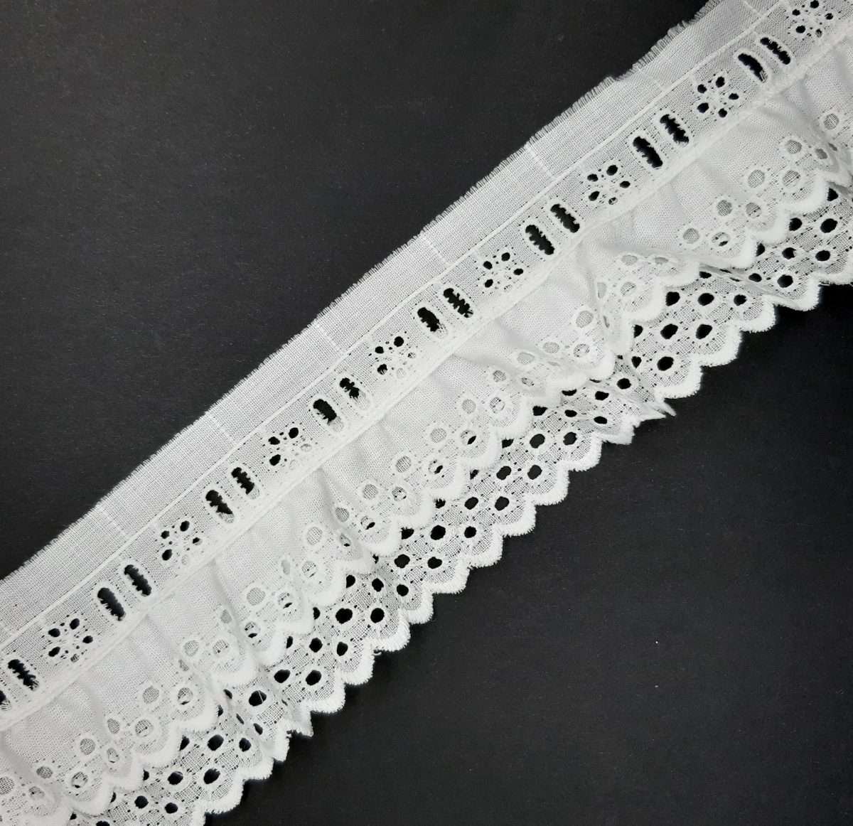 Tira bordada blanca con pasacintas rizada doble 5 cms