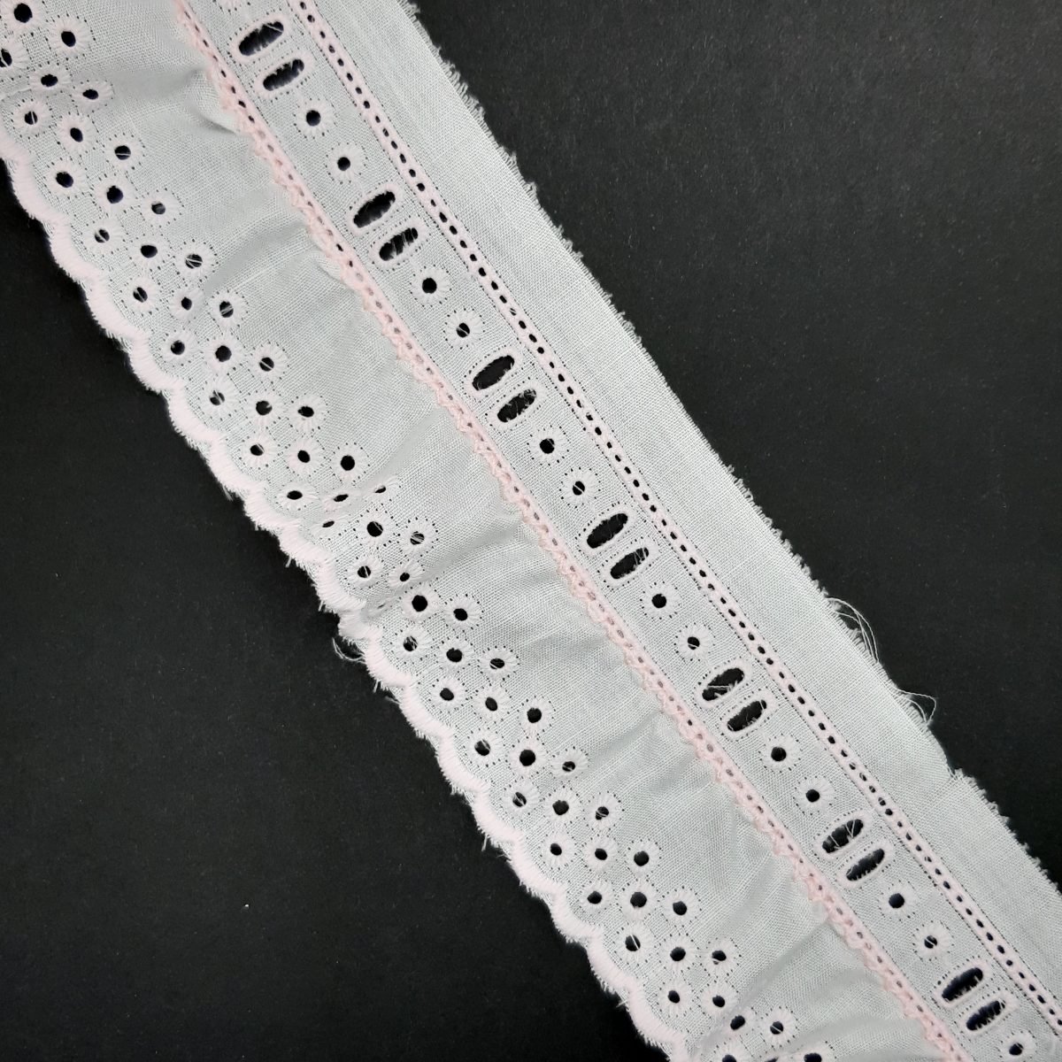 Tira bordada blanca rizada con pasacinta de color rosa de 4,5 cms