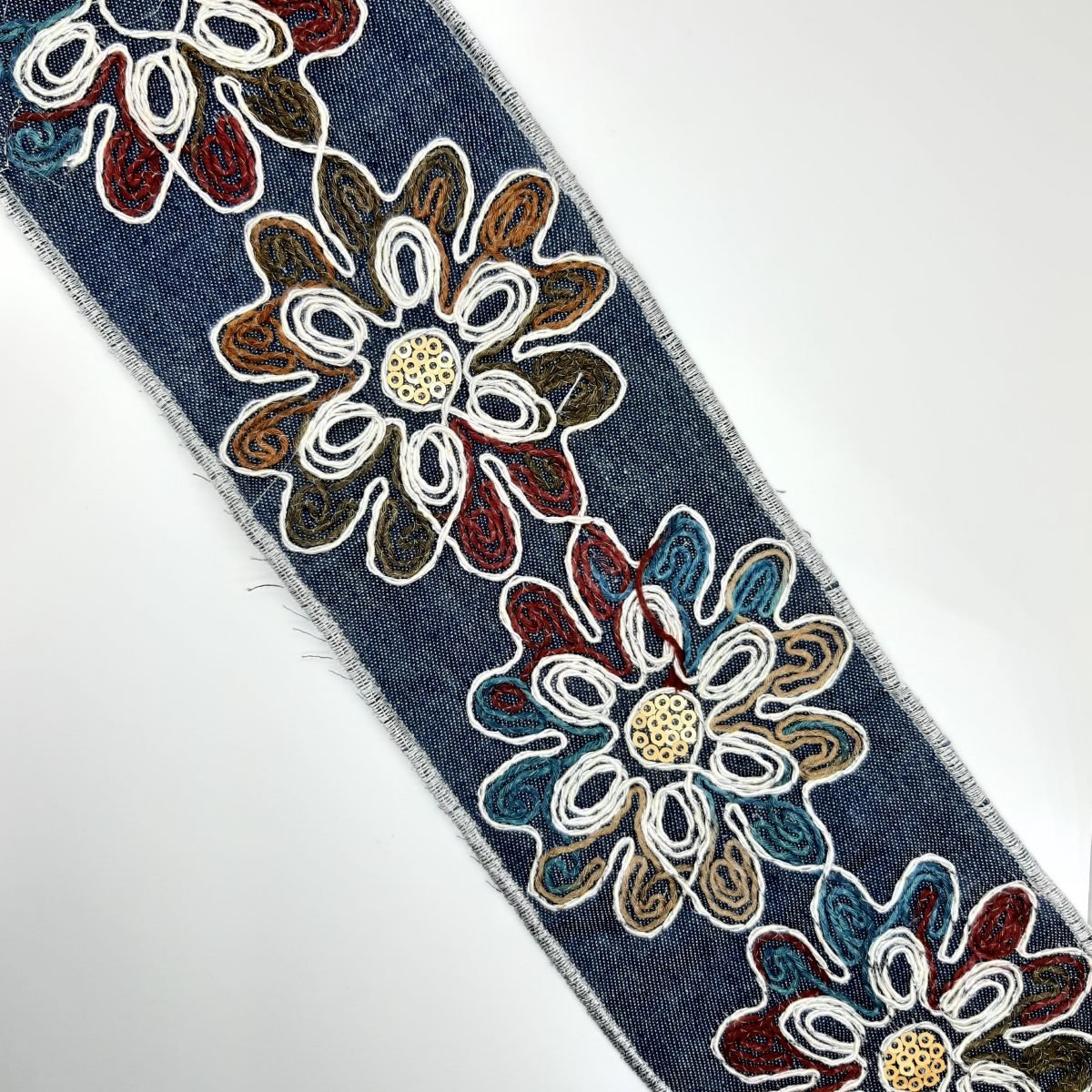 Galón pasamanería vaquero de 8 cms con flores bordadas decorativas