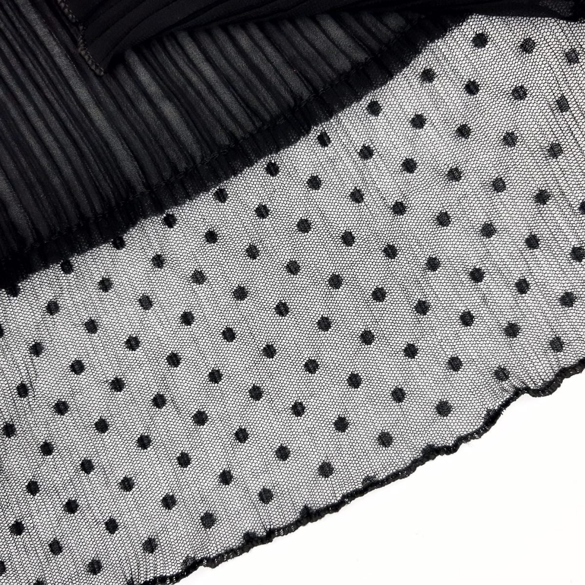 Volante plisado azul marino con tul y con topos decorativos de 13 cms. Ideal para remates y dar volumen en prendas y complemento