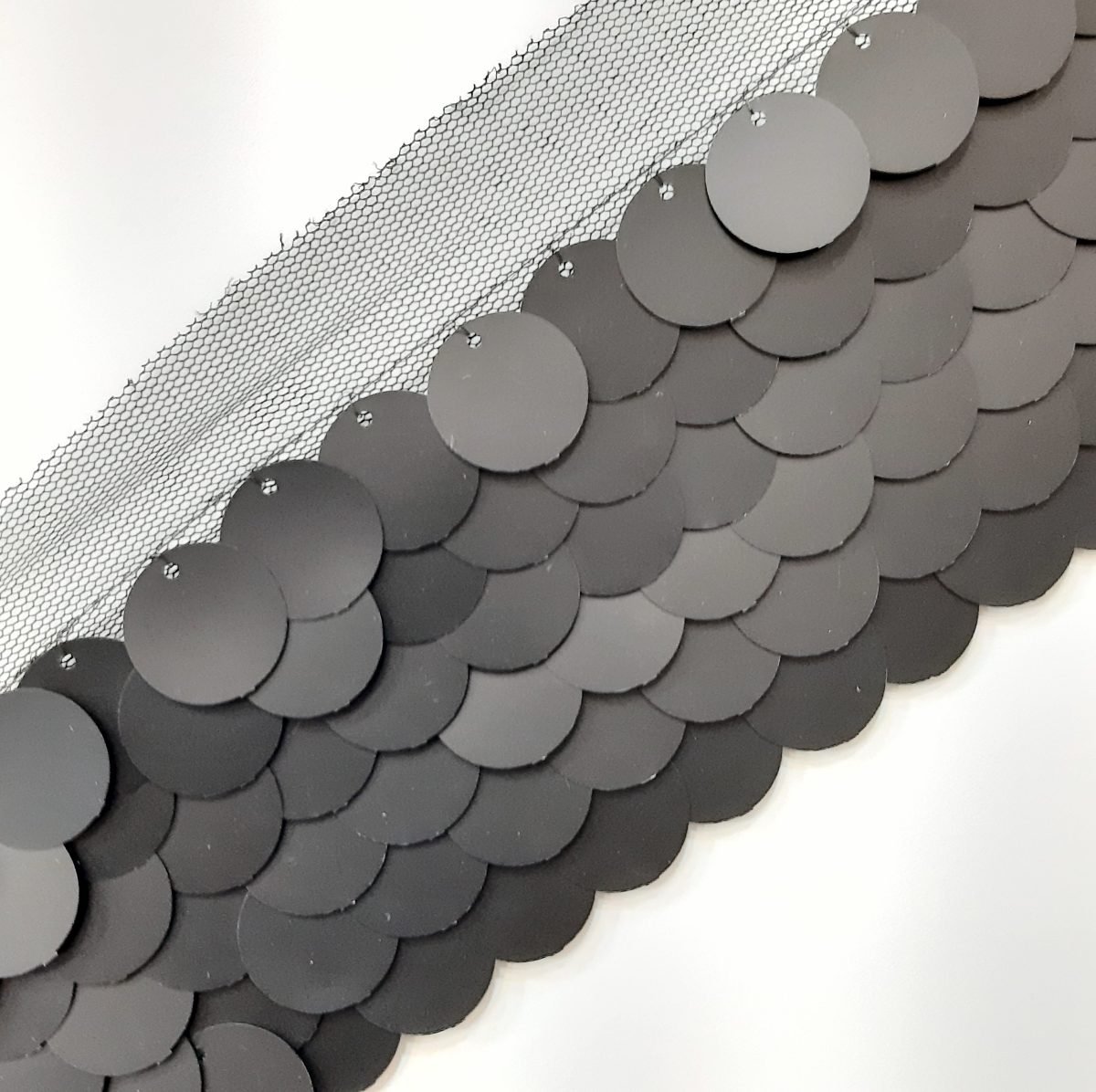 Galón pasamanería con lentejuelas grandes de color negro 7 cms.