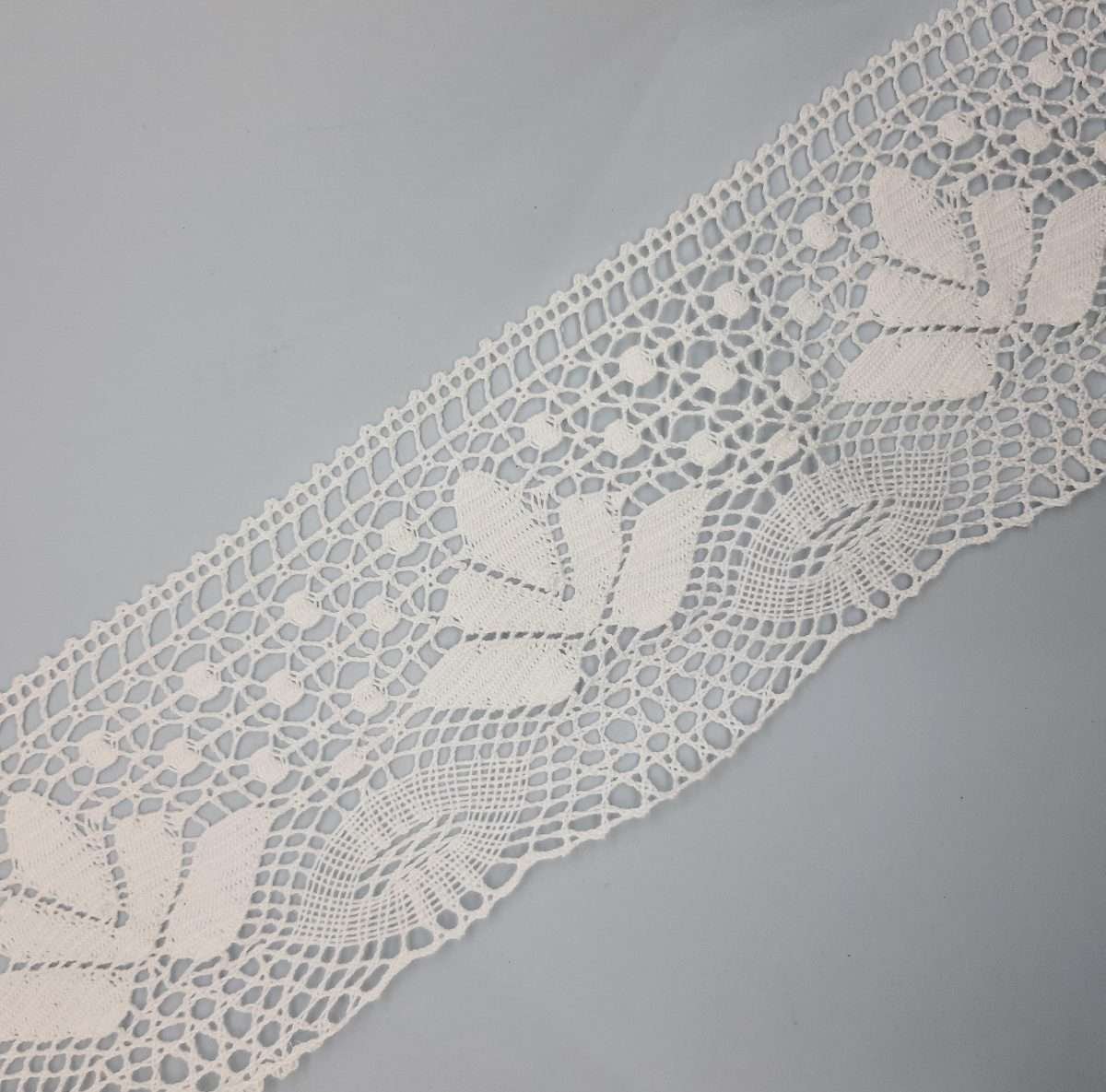 Encaje puntilla de bolillo con dibujo blanco de 8 cms