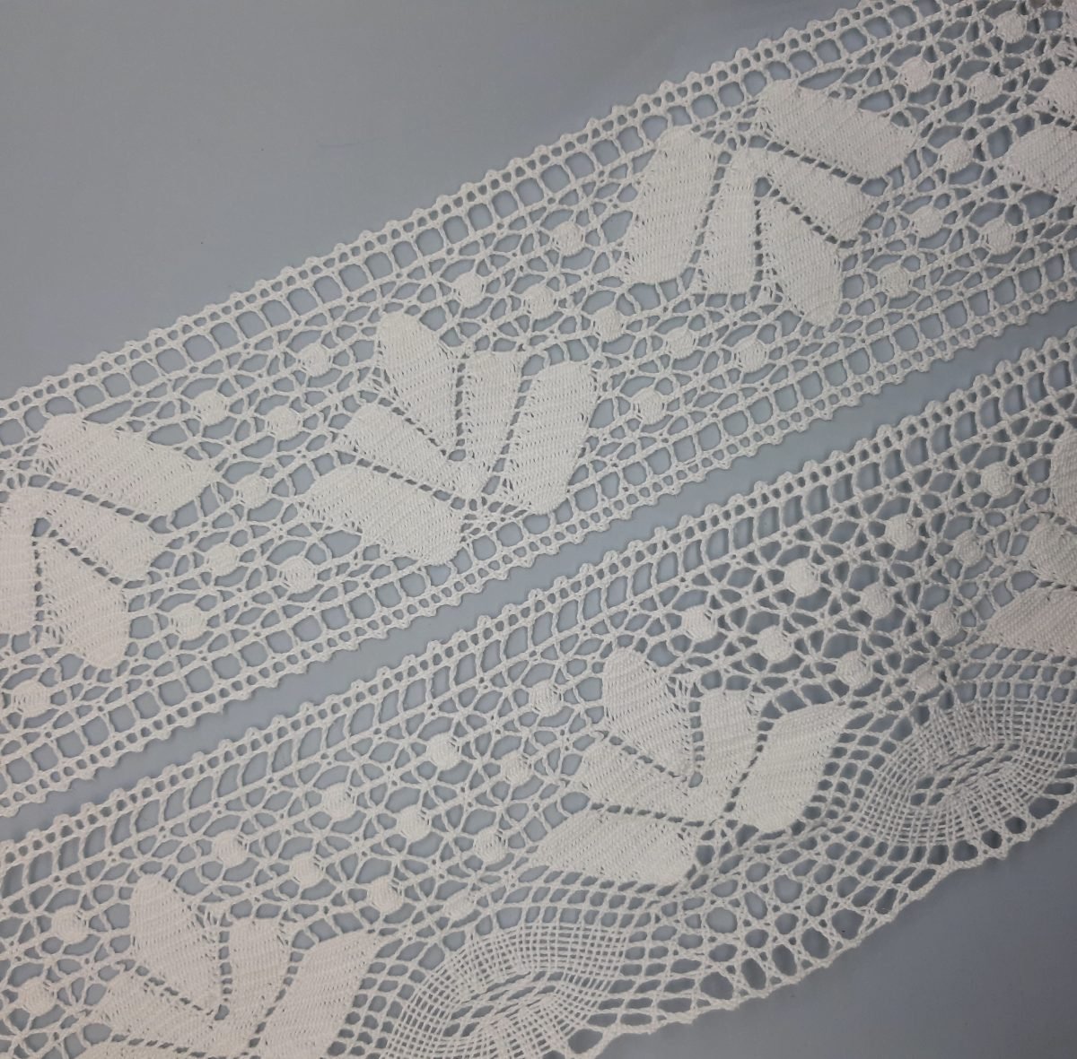 Juego encaje de bolillo con dibujo blanco entredos y puntilla