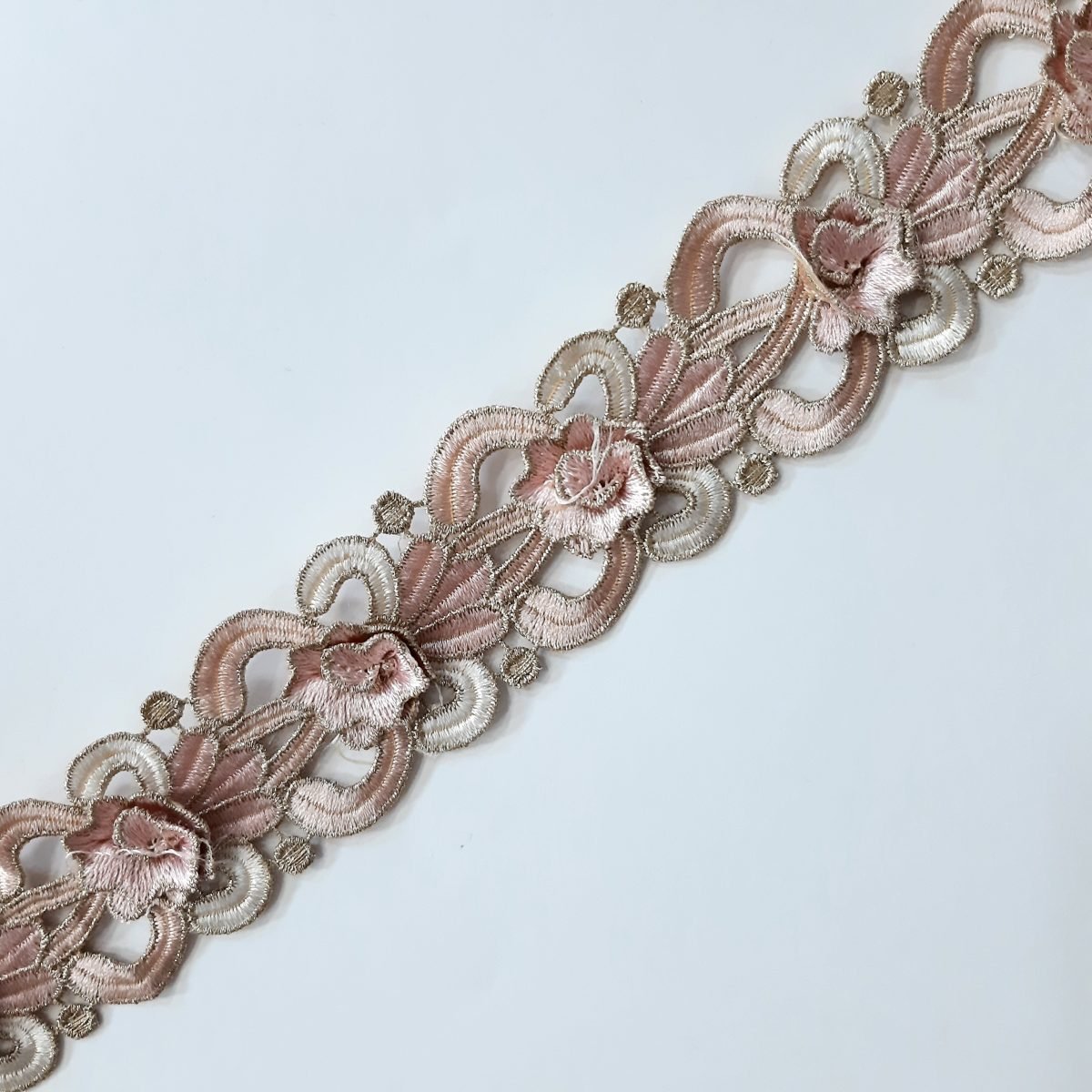 Tira de flores metalizada rosa palo 4,5 cms