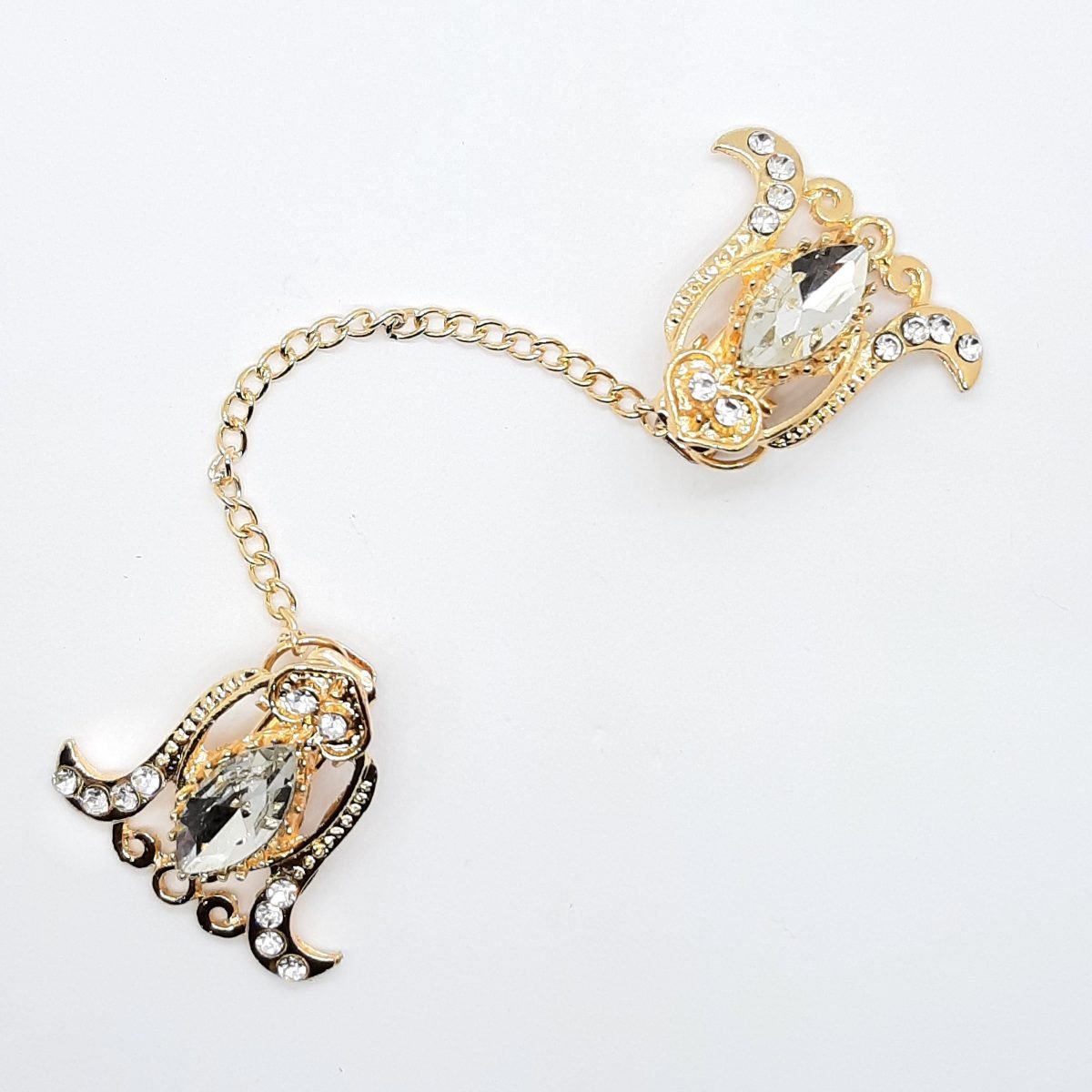 Broche pinza con piedra de cristal y cadena dorada